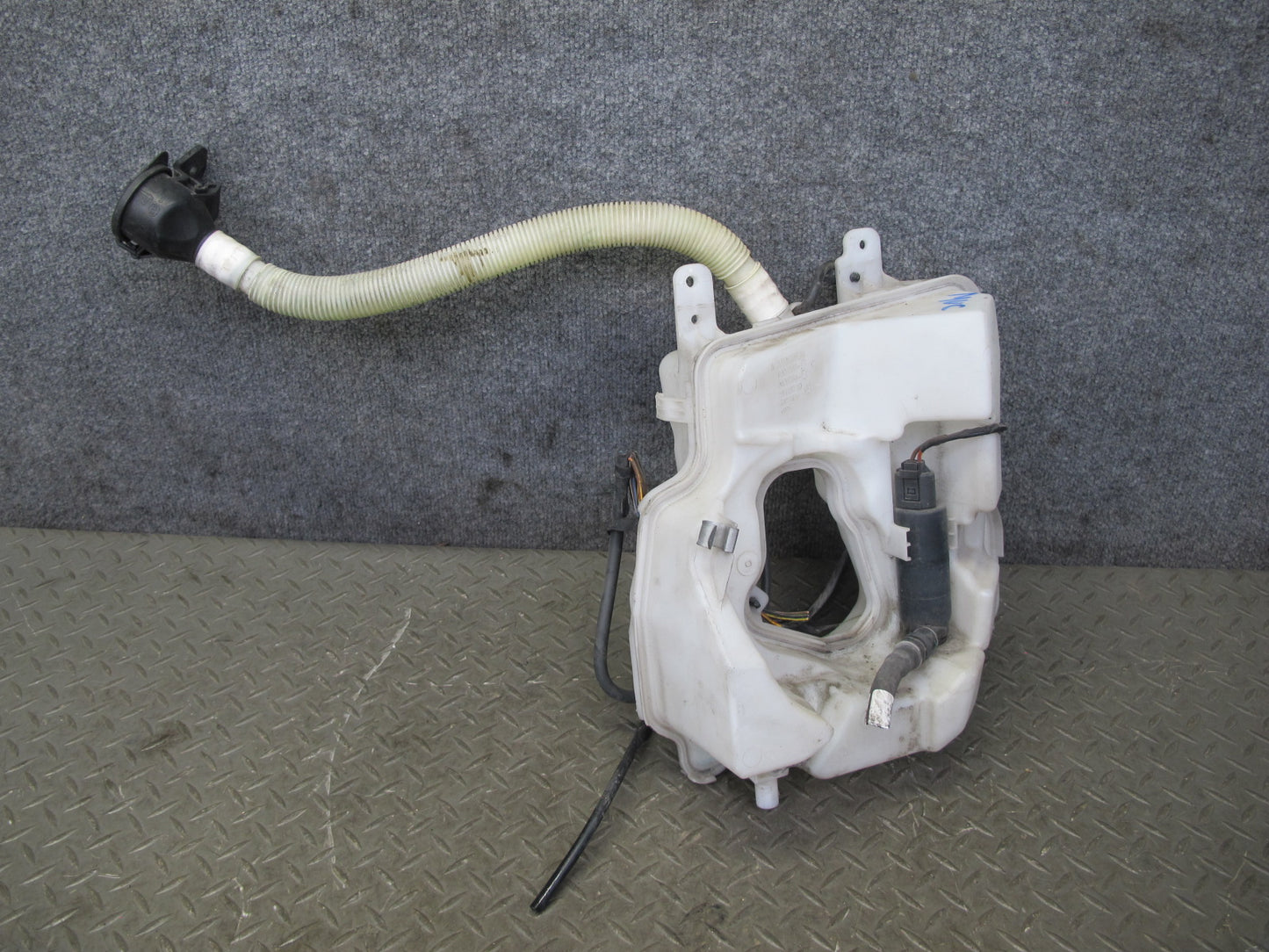11-15 Mini Cooper R60 R61 Countryman Windshield Washer Reservoir w Pump OEM