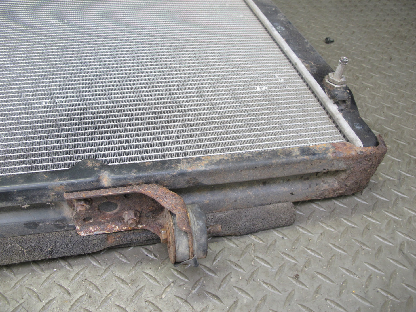 1998-2002 Lexus J100 LX470 4.7L Engine Motor Cooling Radiator