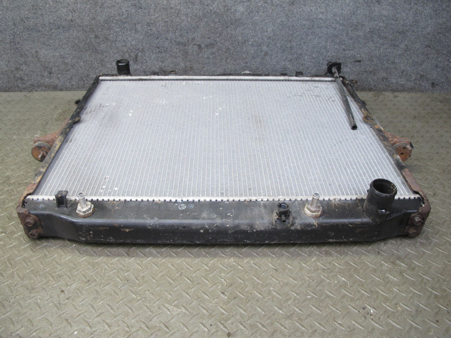1998-2002 Lexus J100 LX470 4.7L Engine Motor Cooling Radiator