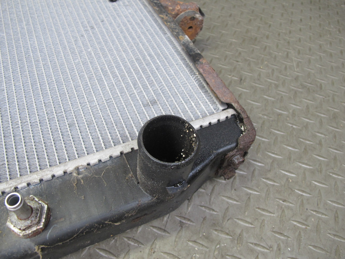 1998-2002 Lexus J100 LX470 4.7L Engine Motor Cooling Radiator