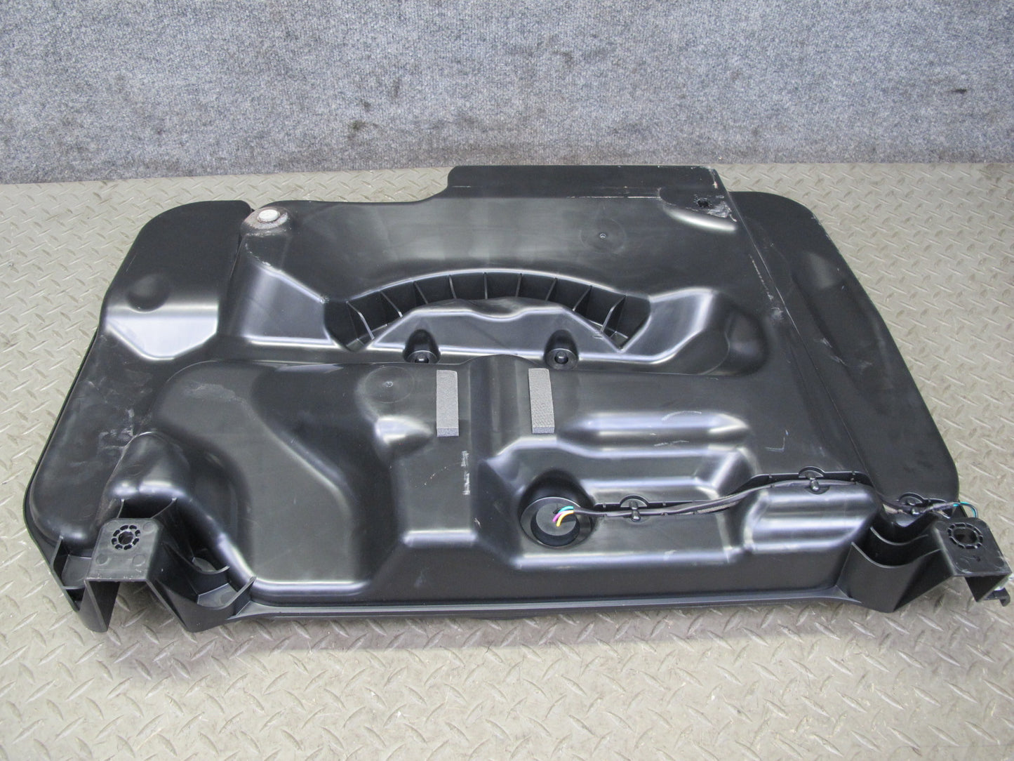 2017-2020 Maserati Levante M161 Rear Audio Subwoofer Speaker Box Assembly
