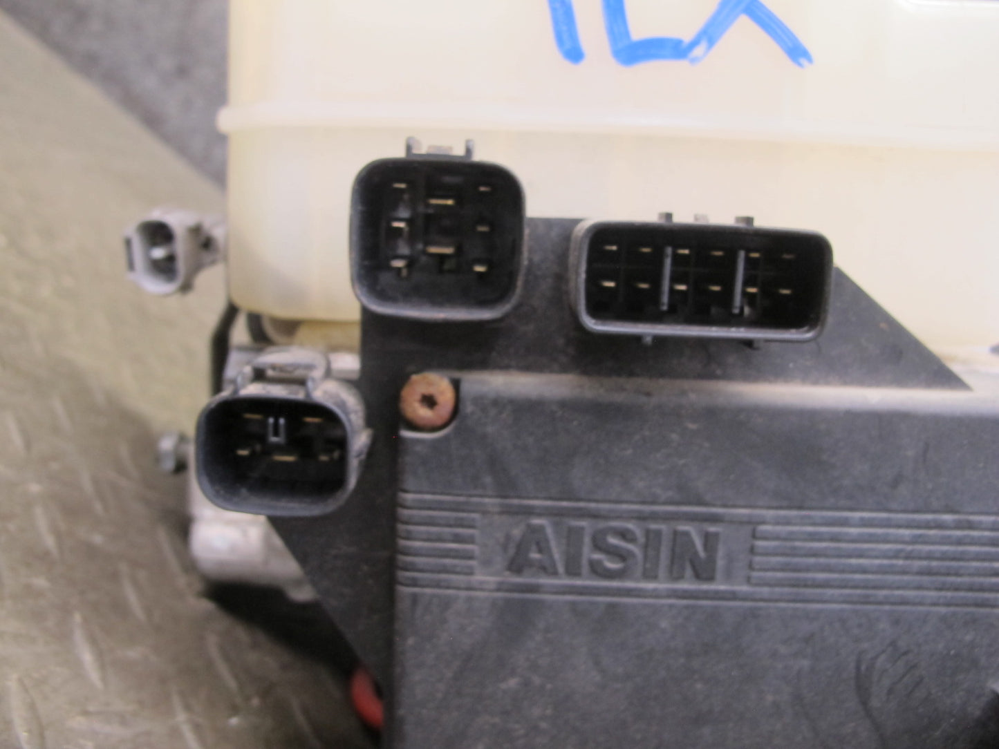 2000-2002 Lexus J100 LX470 ABS Pump Brake Master Cylinder Assembly