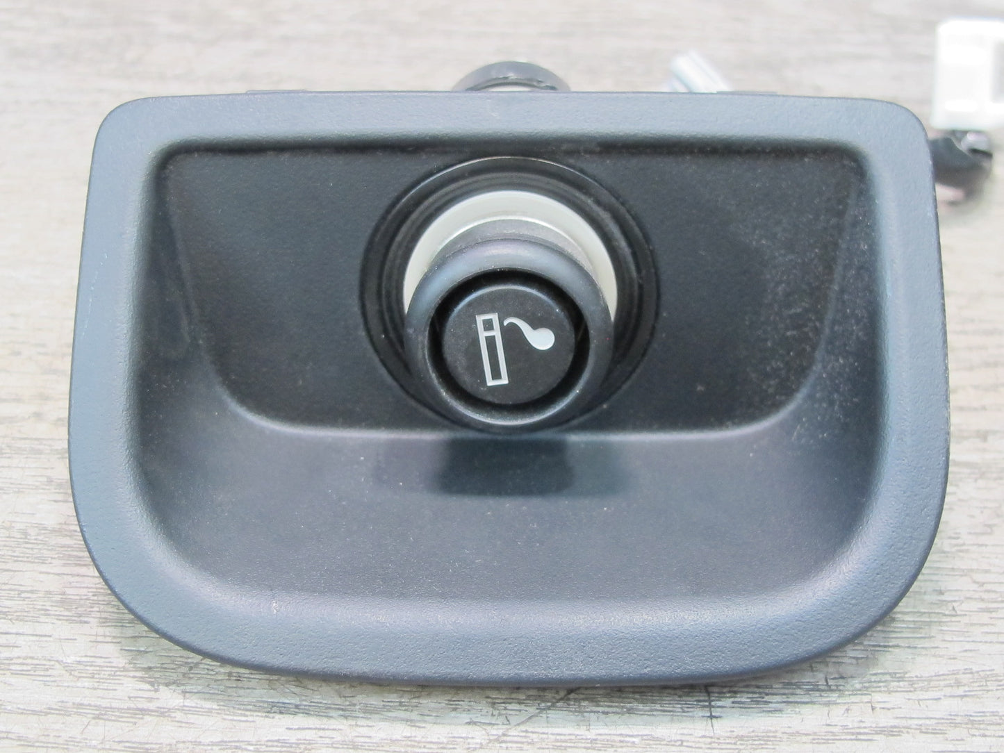 04-06 Lexus UCF30L LS430 Rear Center Console Outlet 12V Socket w Trim Black OEM