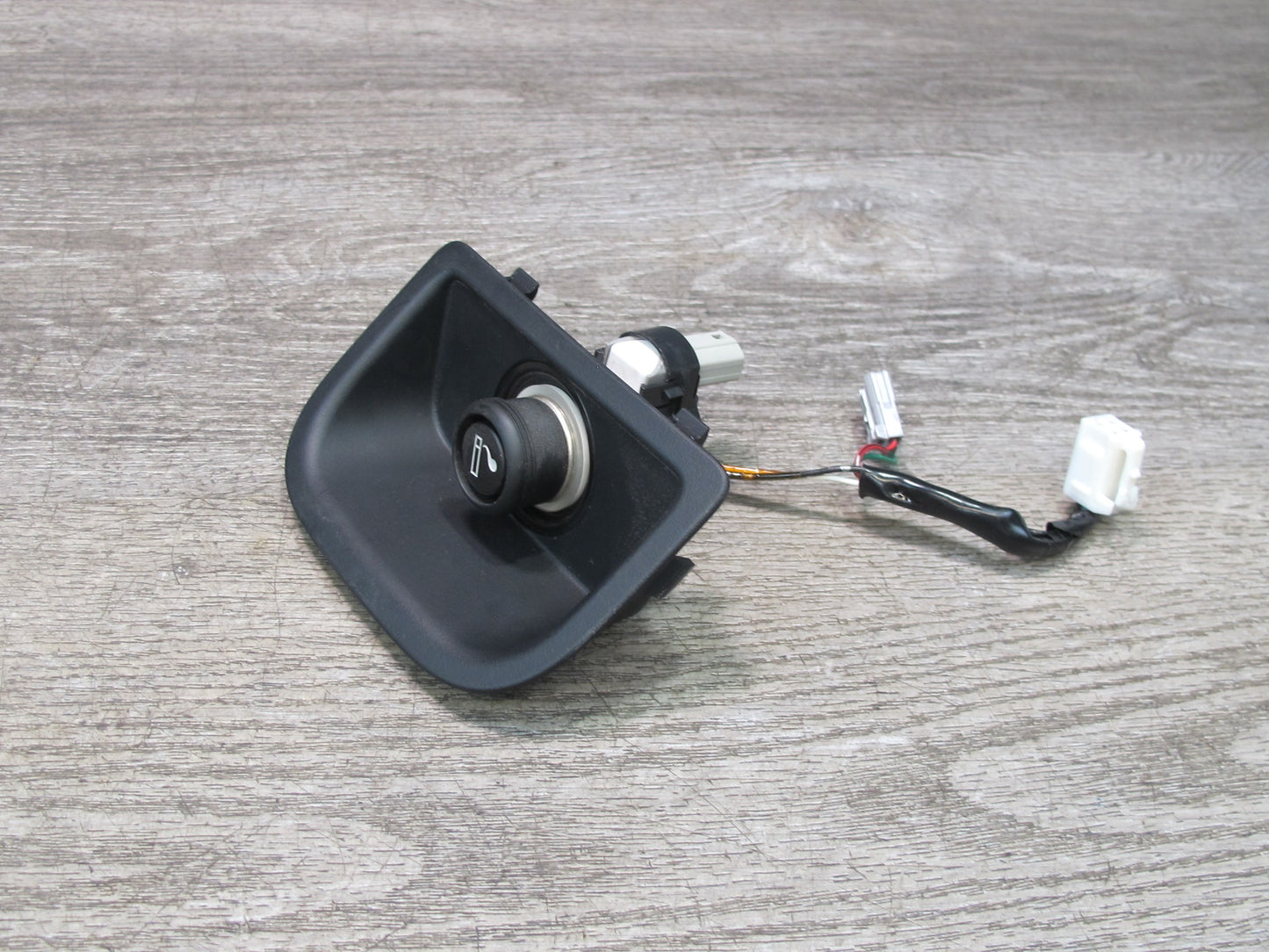 04-06 Lexus UCF30L LS430 Rear Center Console Outlet 12V Socket w Trim Black OEM