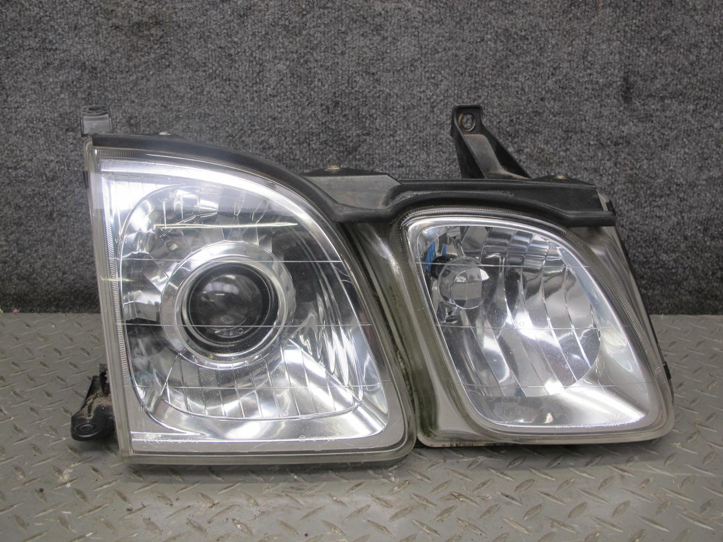 1998-2002 Lexus LX470 Front Right Pass Side Halogen Headlight Lamp