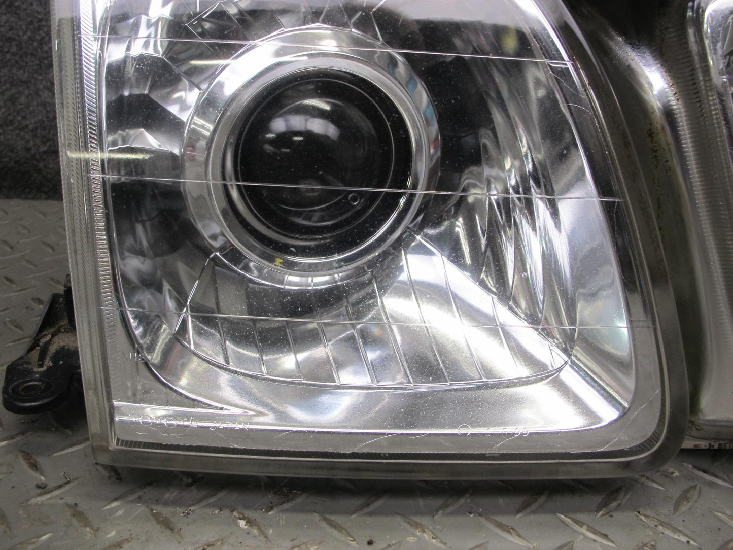 1998-2002 Lexus LX470 Front Right Pass Side Halogen Headlight Lamp