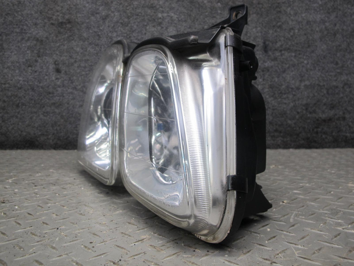 1998-2002 Lexus LX470 Front Right Pass Side Halogen Headlight Lamp