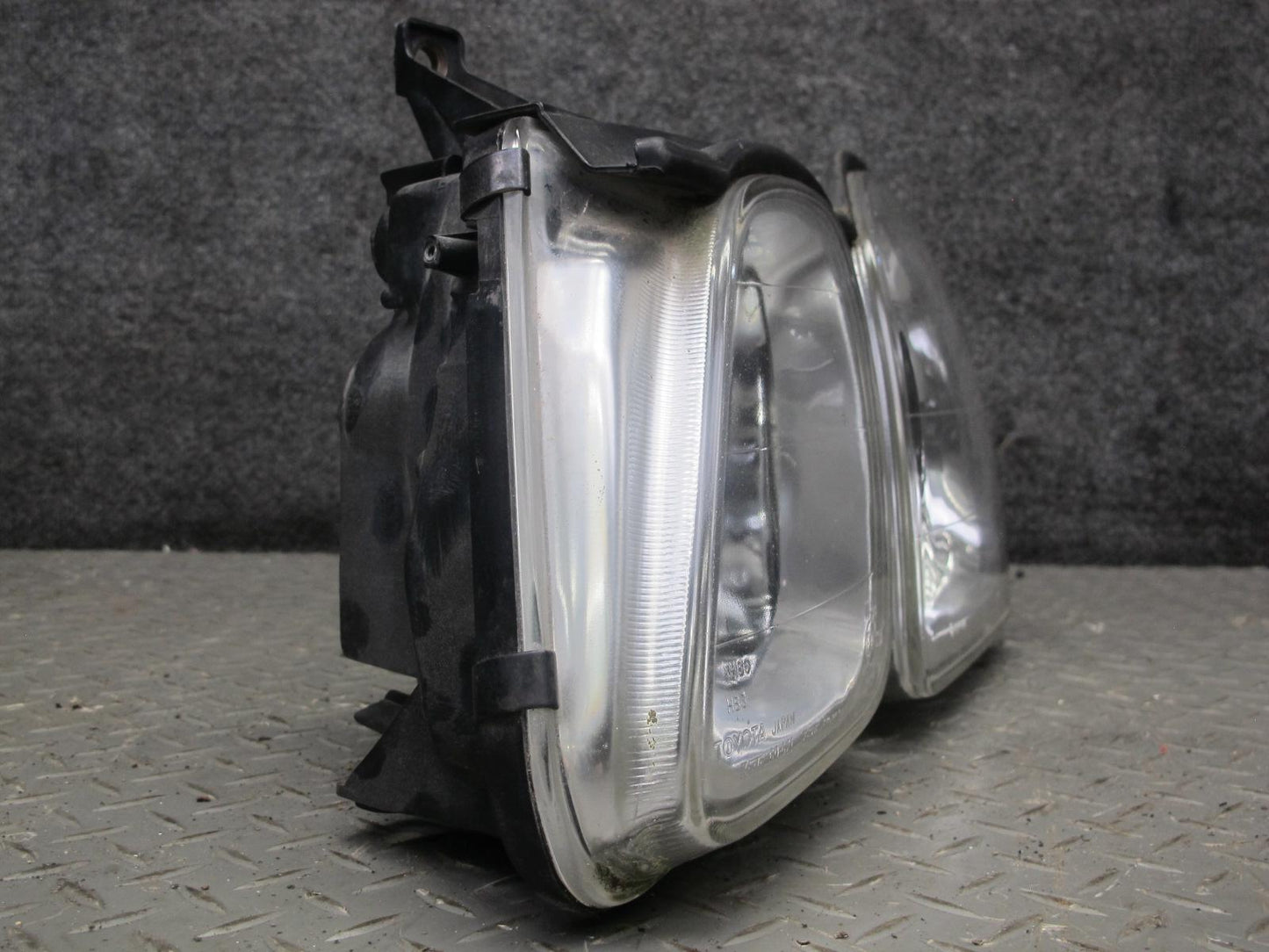 1998-2002 Lexus LX470 Front Left Driver Side Halogen Headlight Lamp