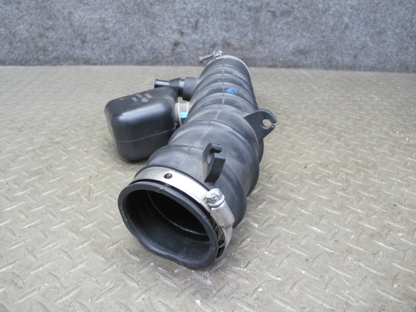 06-10 Lexus GSE20L IS250 2.5L Air Intake Hose Duct Pipe w Resonator Assy OEM