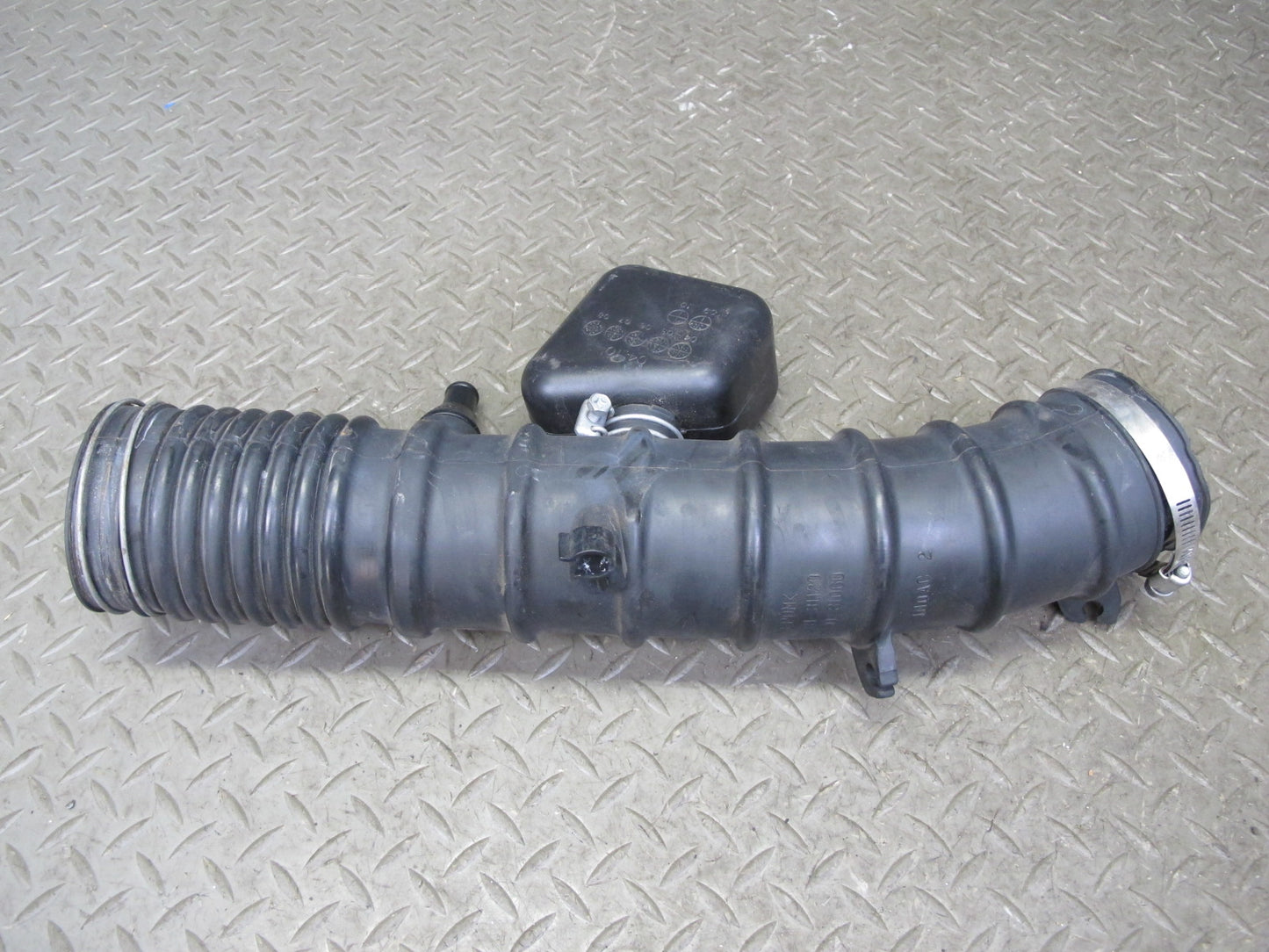 06-10 Lexus GSE20L IS250 2.5L Air Intake Hose Duct Pipe w Resonator Assy OEM
