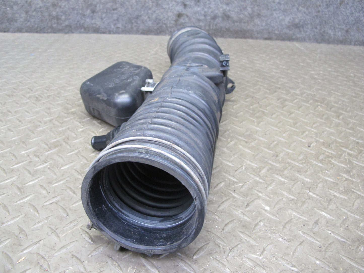 06-10 Lexus GSE20L IS250 2.5L Air Intake Hose Duct Pipe w Resonator Assy OEM