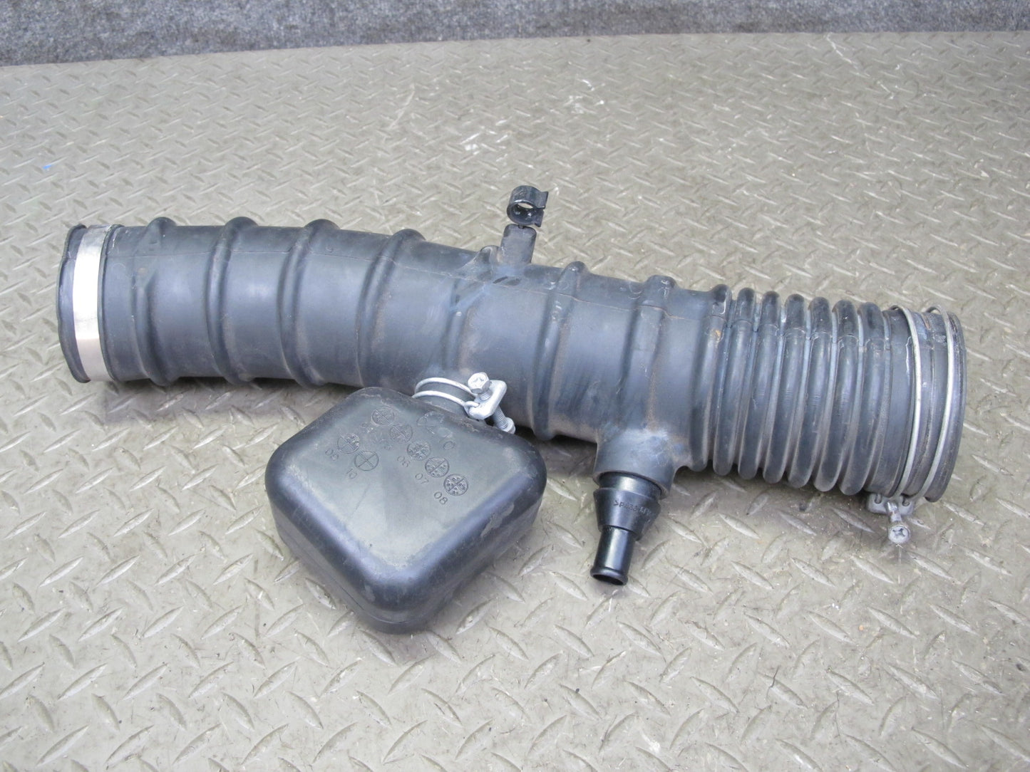 06-10 Lexus GSE20L IS250 2.5L Air Intake Hose Duct Pipe w Resonator Assy OEM