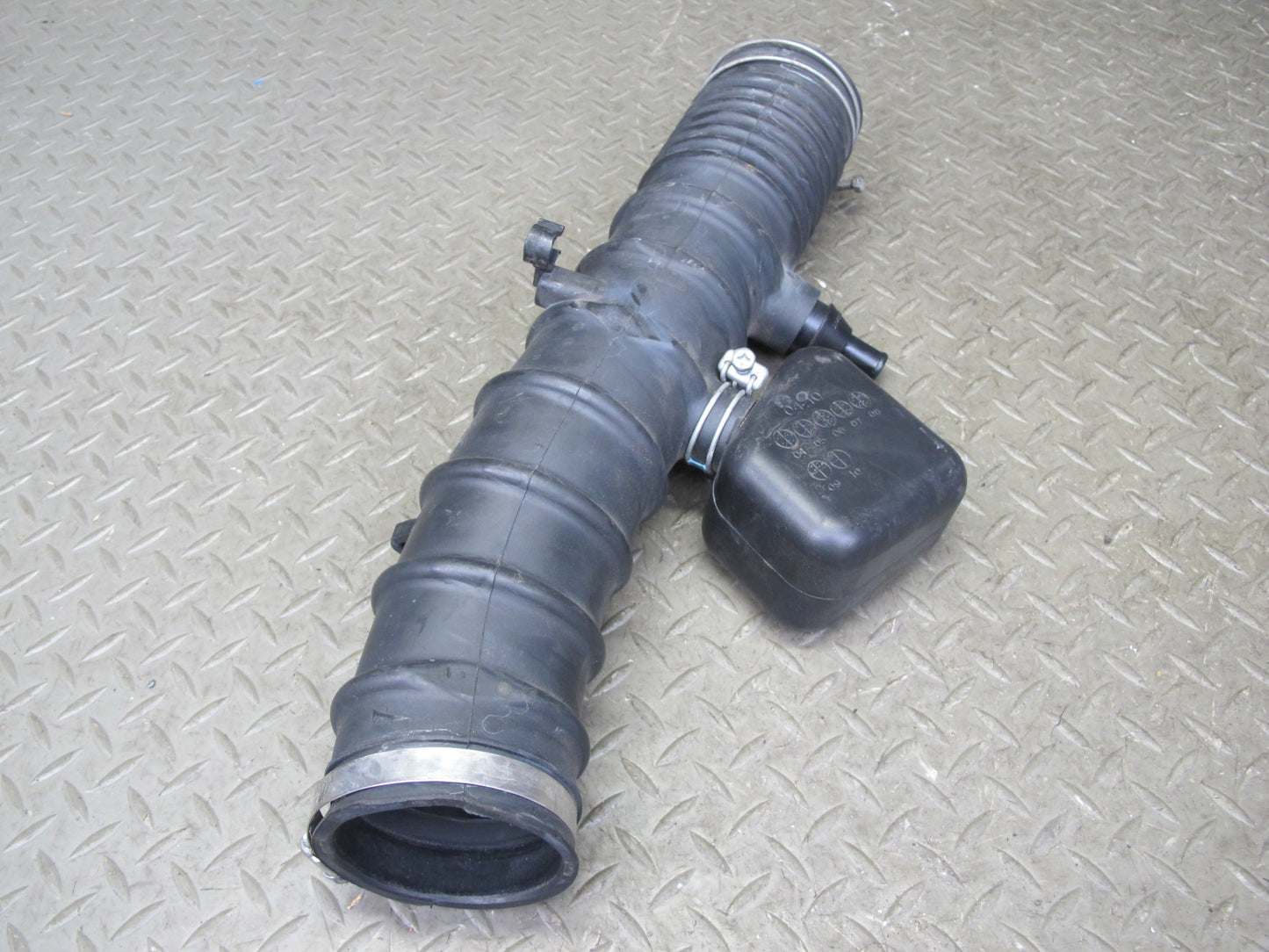 06-10 Lexus GSE20L IS250 2.5L Air Intake Hose Duct Pipe w Resonator Assy OEM