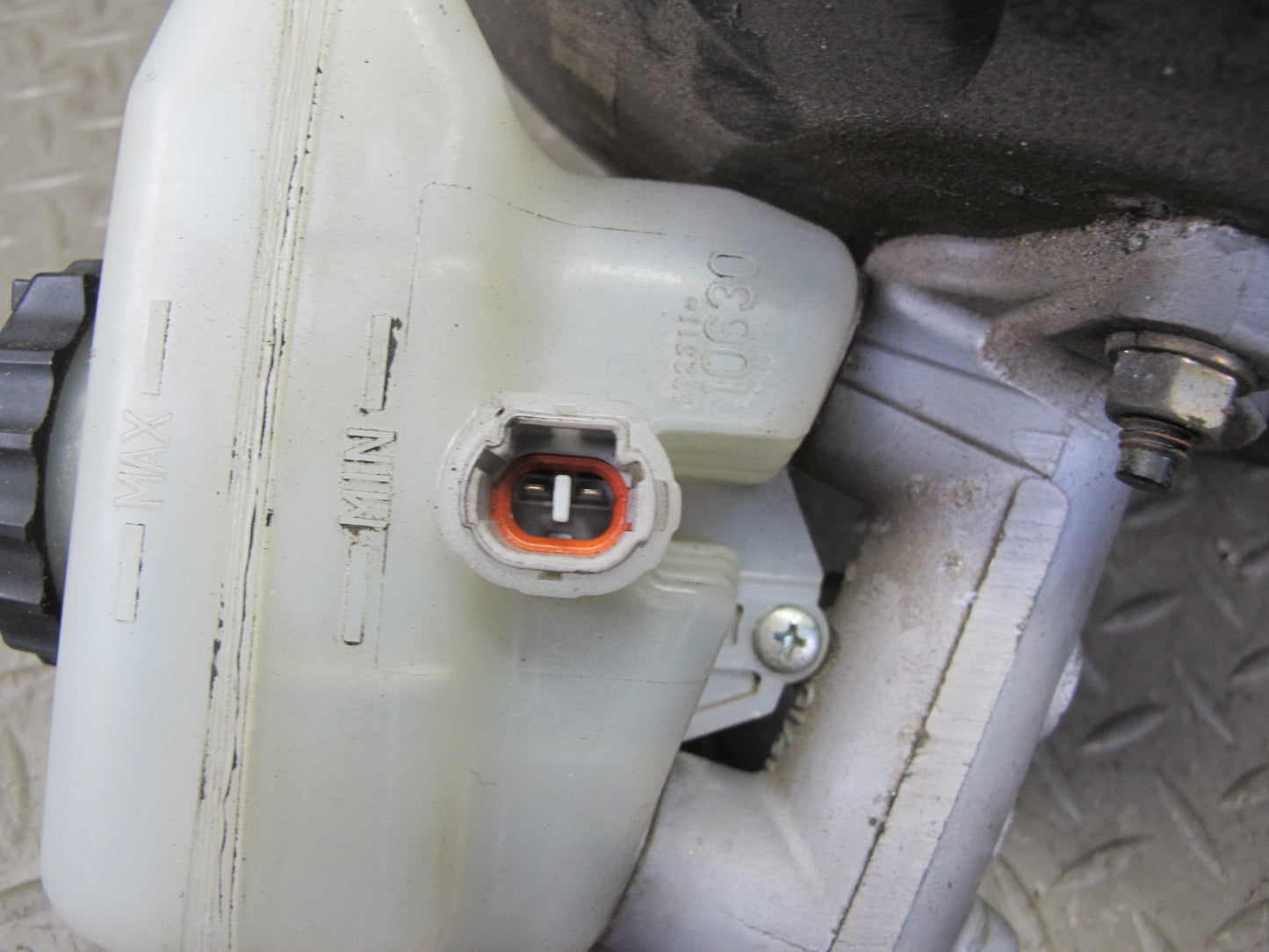 10-15 Lexus IS250 Convert A/T Brake Master Cylinder Booster Fluid Reservoir OEM