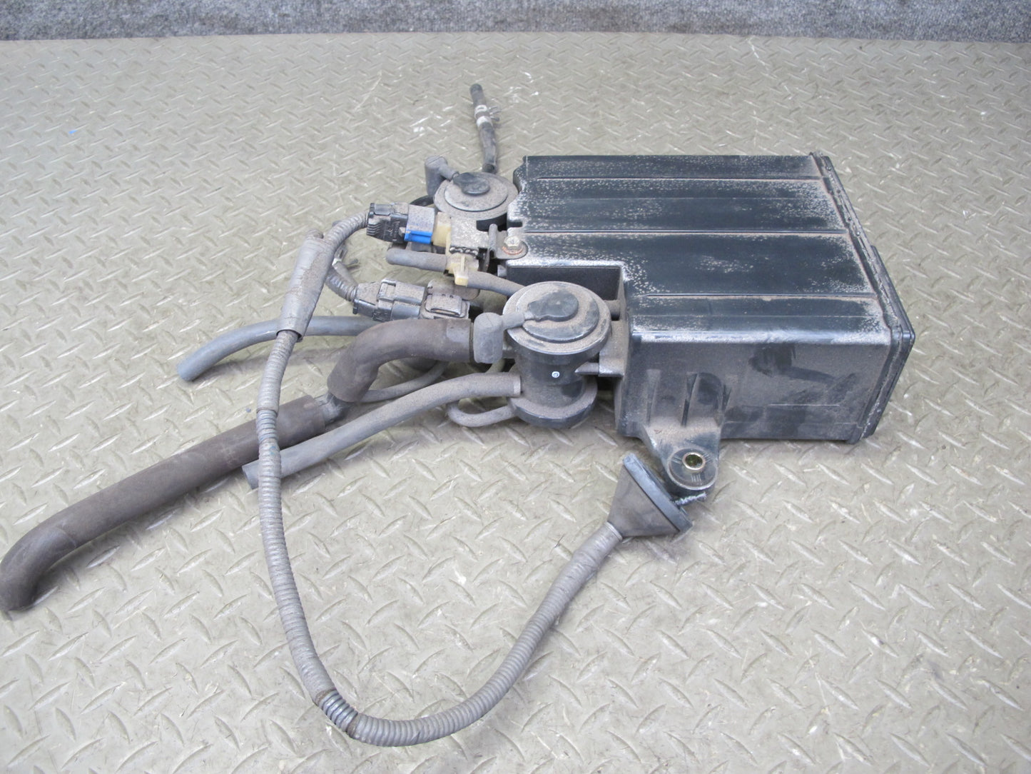01-06 Lexus UCF30L LS430 Fuel Evap Vapor Charcoal Canister 77740-50092 OEM