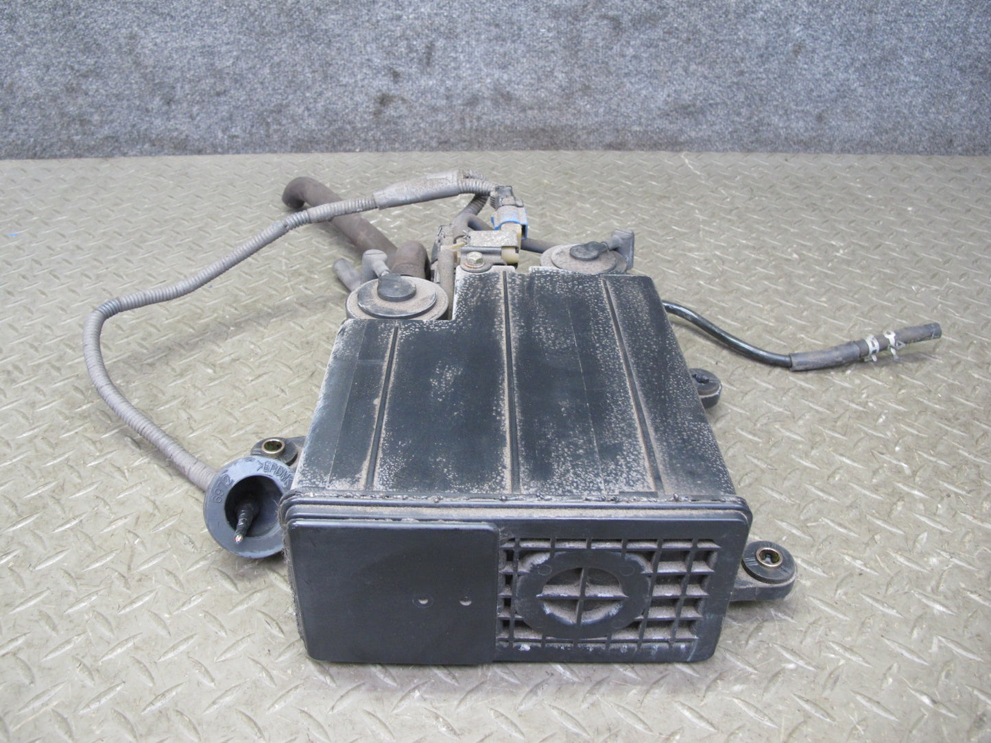01-06 Lexus UCF30L LS430 Fuel Evap Vapor Charcoal Canister 77740-50092 OEM
