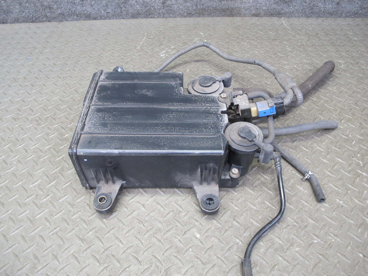 01-06 Lexus UCF30L LS430 Fuel Evap Vapor Charcoal Canister 77740-50092 OEM