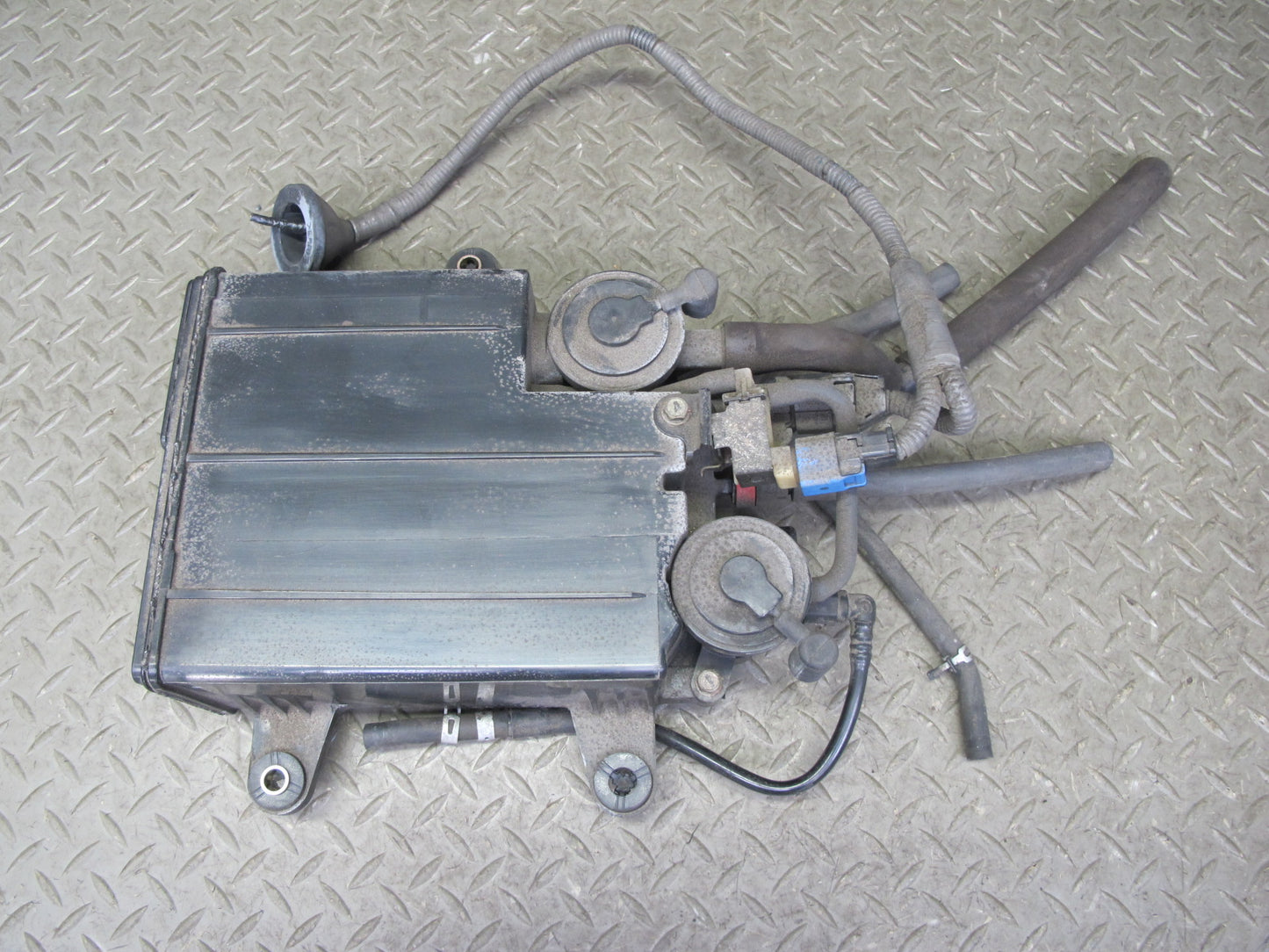 01-06 Lexus UCF30L LS430 Fuel Evap Vapor Charcoal Canister 77740-50092 OEM