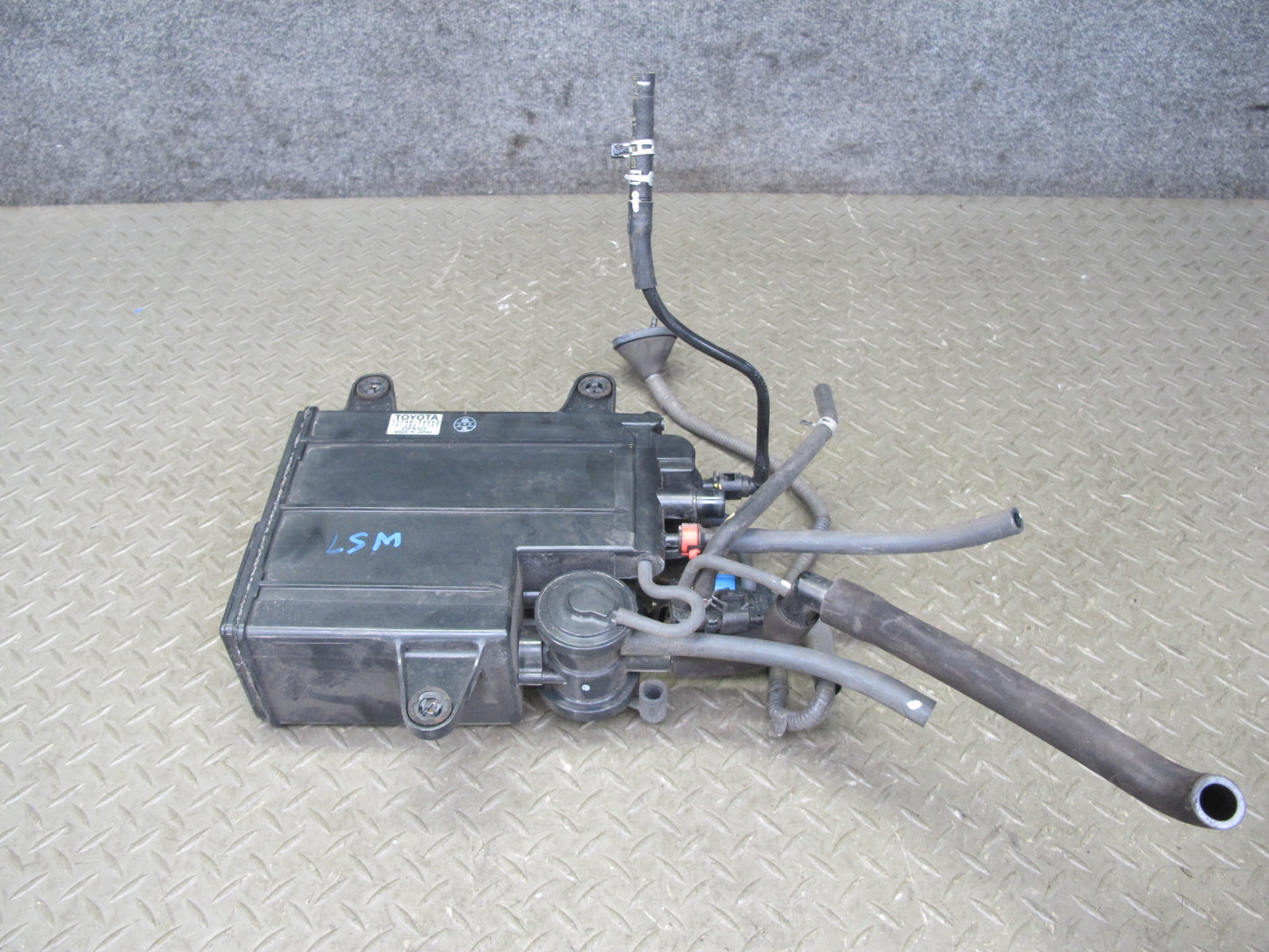 01-06 Lexus UCF30L LS430 Fuel Evap Vapor Charcoal Canister 77740-50092 OEM
