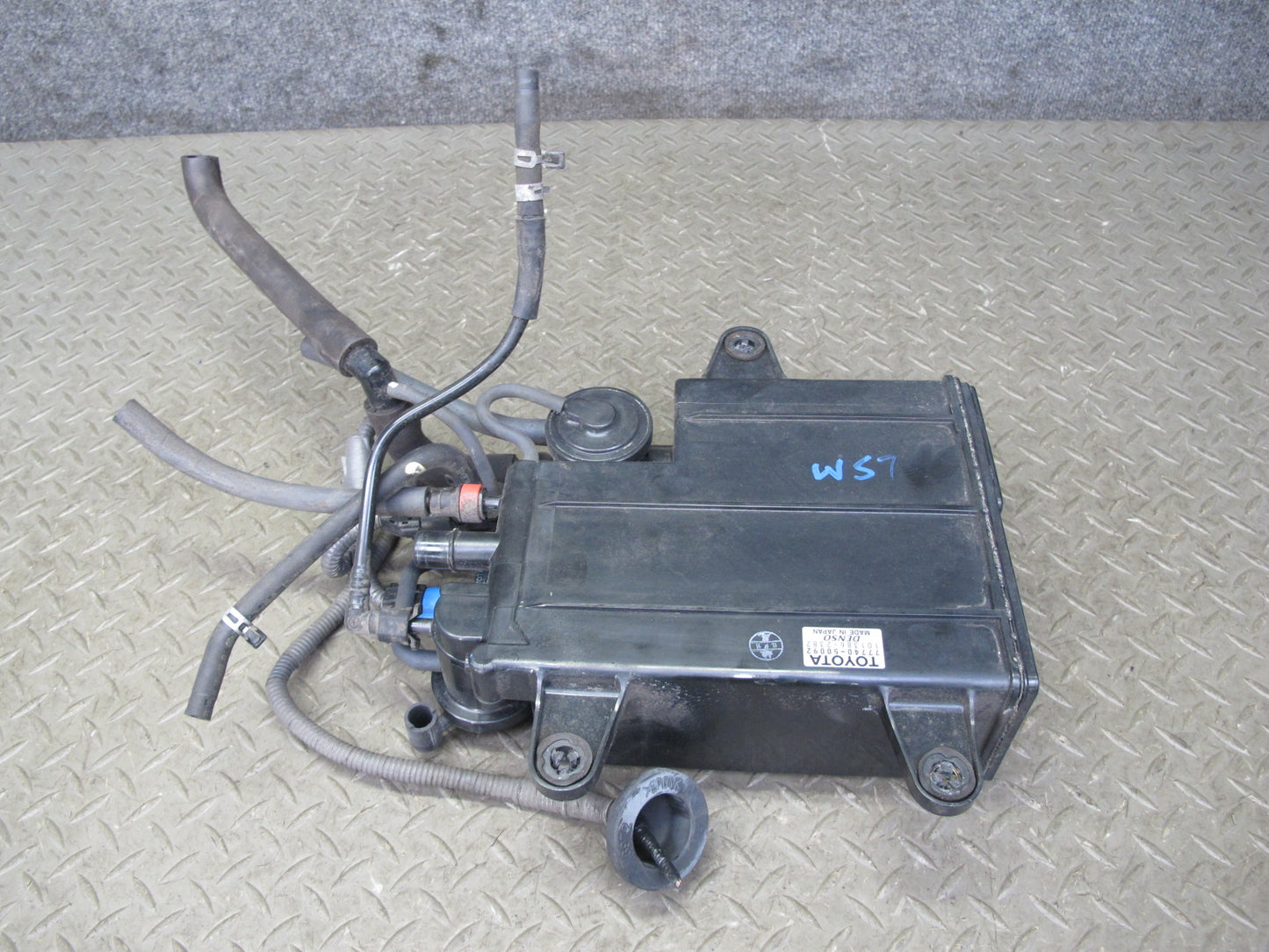 01-06 Lexus UCF30L LS430 Fuel Evap Vapor Charcoal Canister 77740-50092 OEM