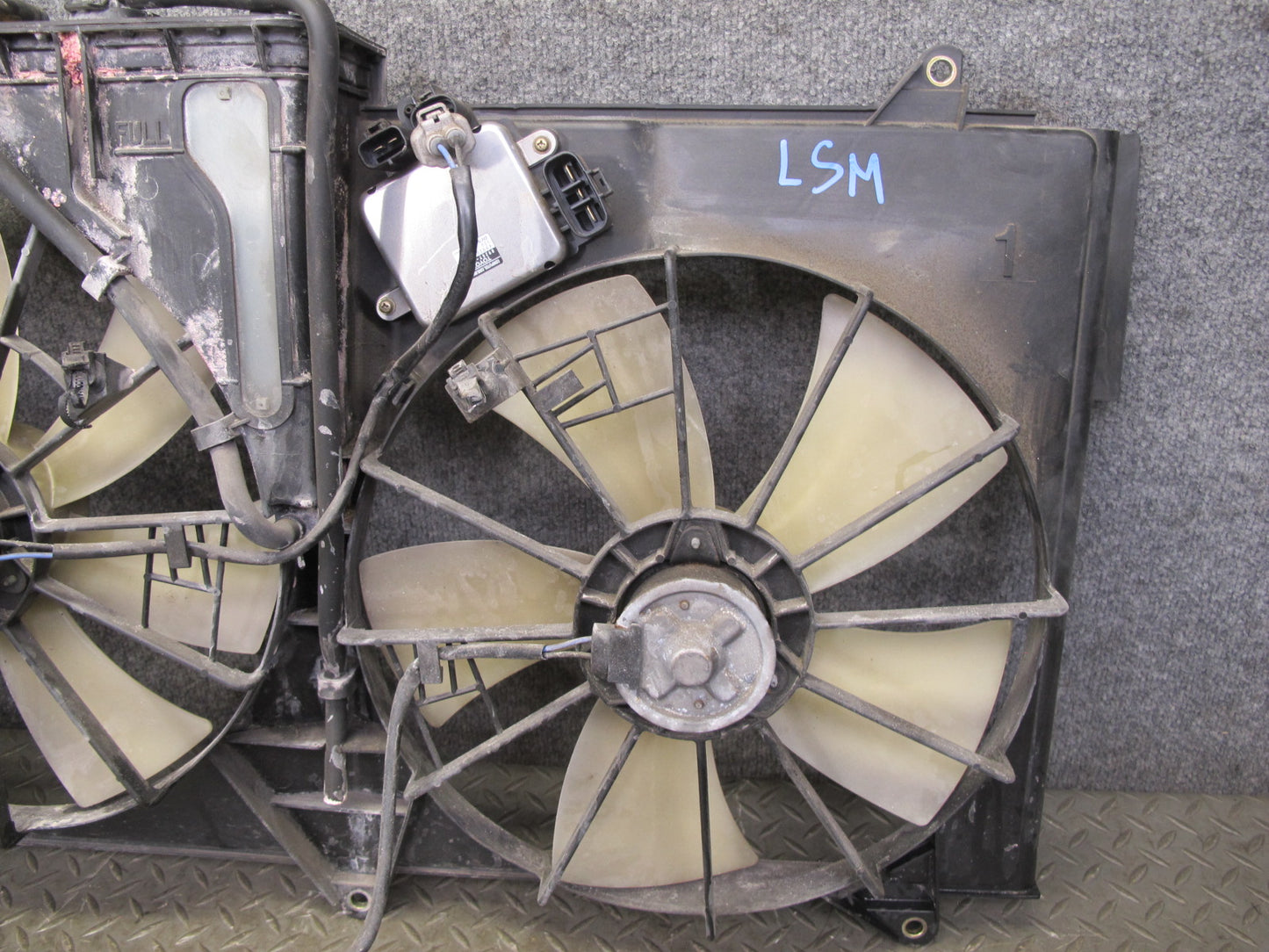 01-06 Lexus UCF30L LS430 Engine Radiator Cooling Motor Fan Shroud w Module OEM