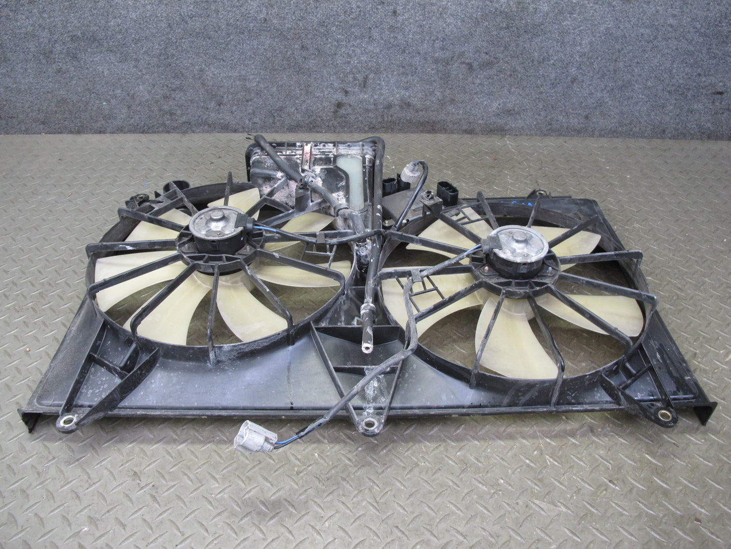 01-06 Lexus UCF30L LS430 Engine Radiator Cooling Motor Fan Shroud w Module OEM