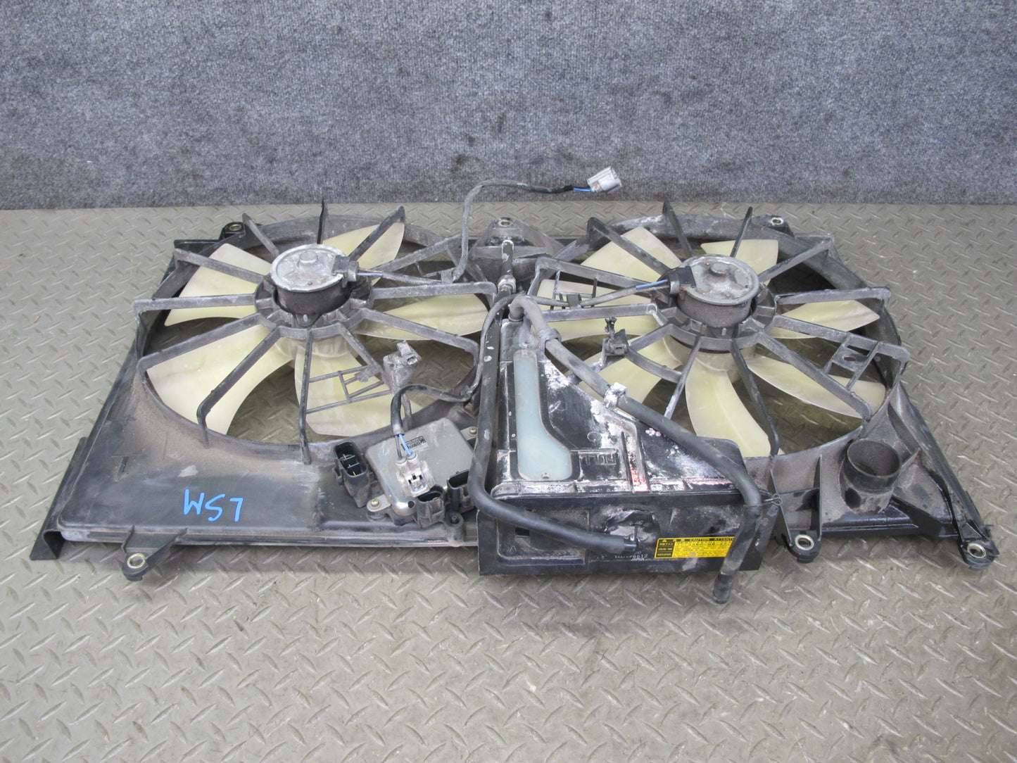 01-06 Lexus UCF30L LS430 Engine Radiator Cooling Motor Fan Shroud w Module OEM