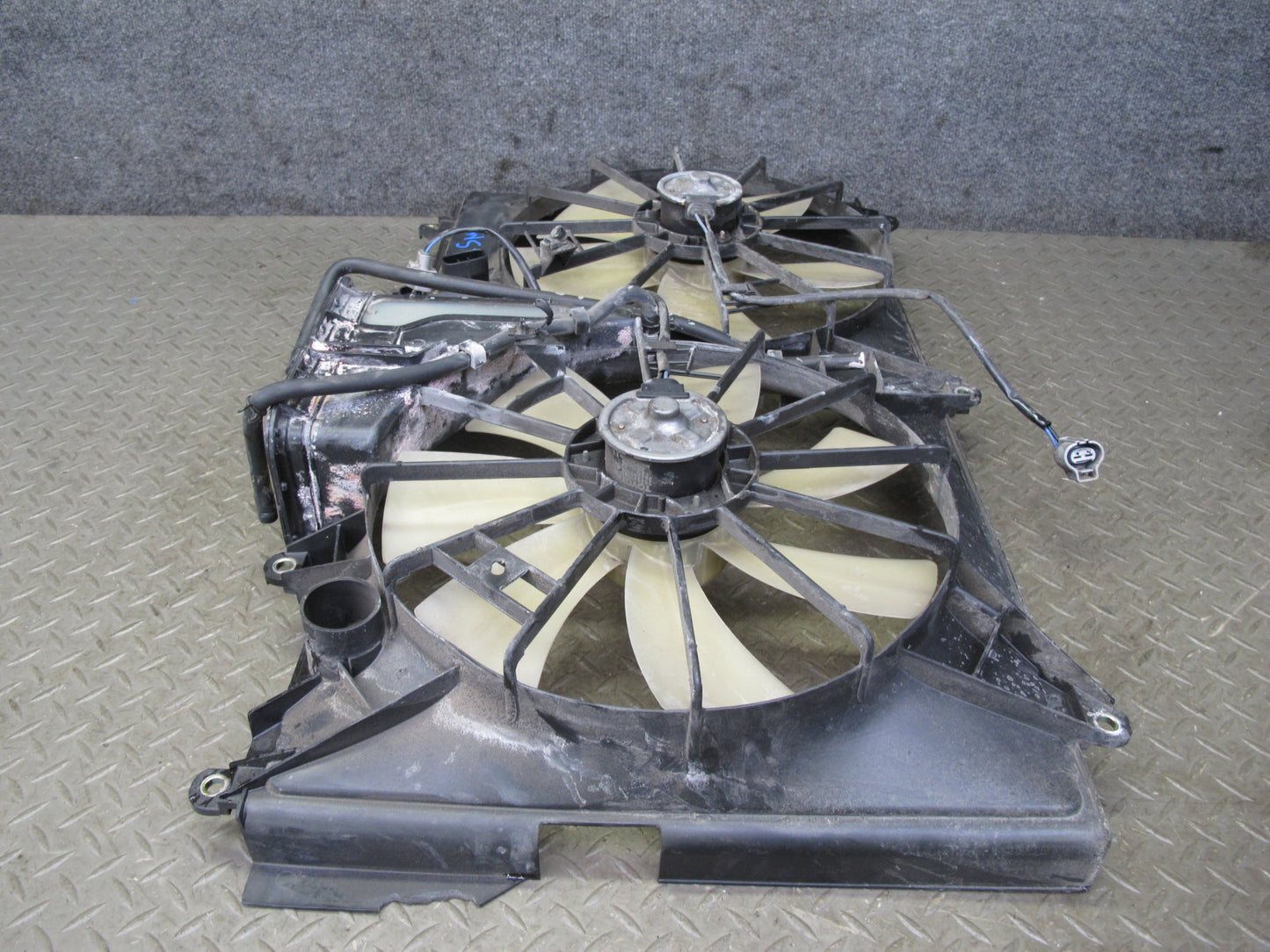 01-06 Lexus UCF30L LS430 Engine Radiator Cooling Motor Fan Shroud w Module OEM