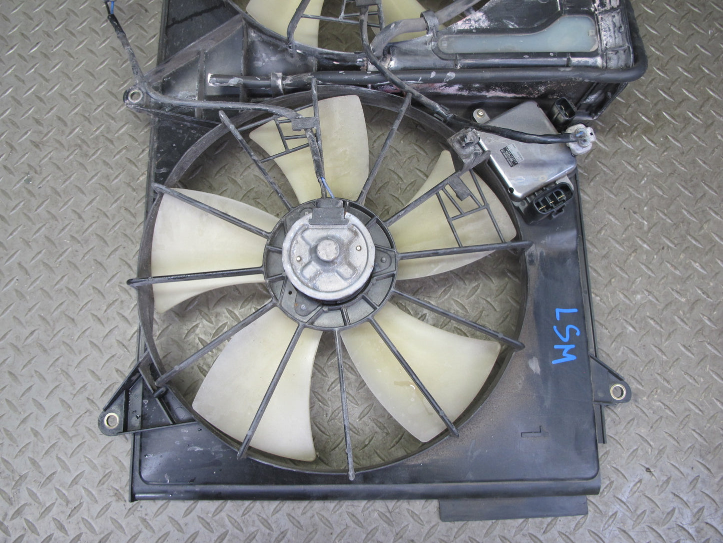 01-06 Lexus UCF30L LS430 Engine Radiator Cooling Motor Fan Shroud w Module OEM