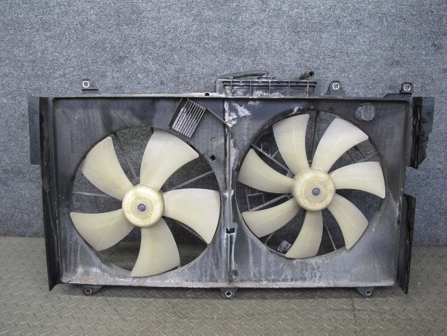 01-06 Lexus UCF30L LS430 Engine Radiator Cooling Motor Fan Shroud w Module OEM