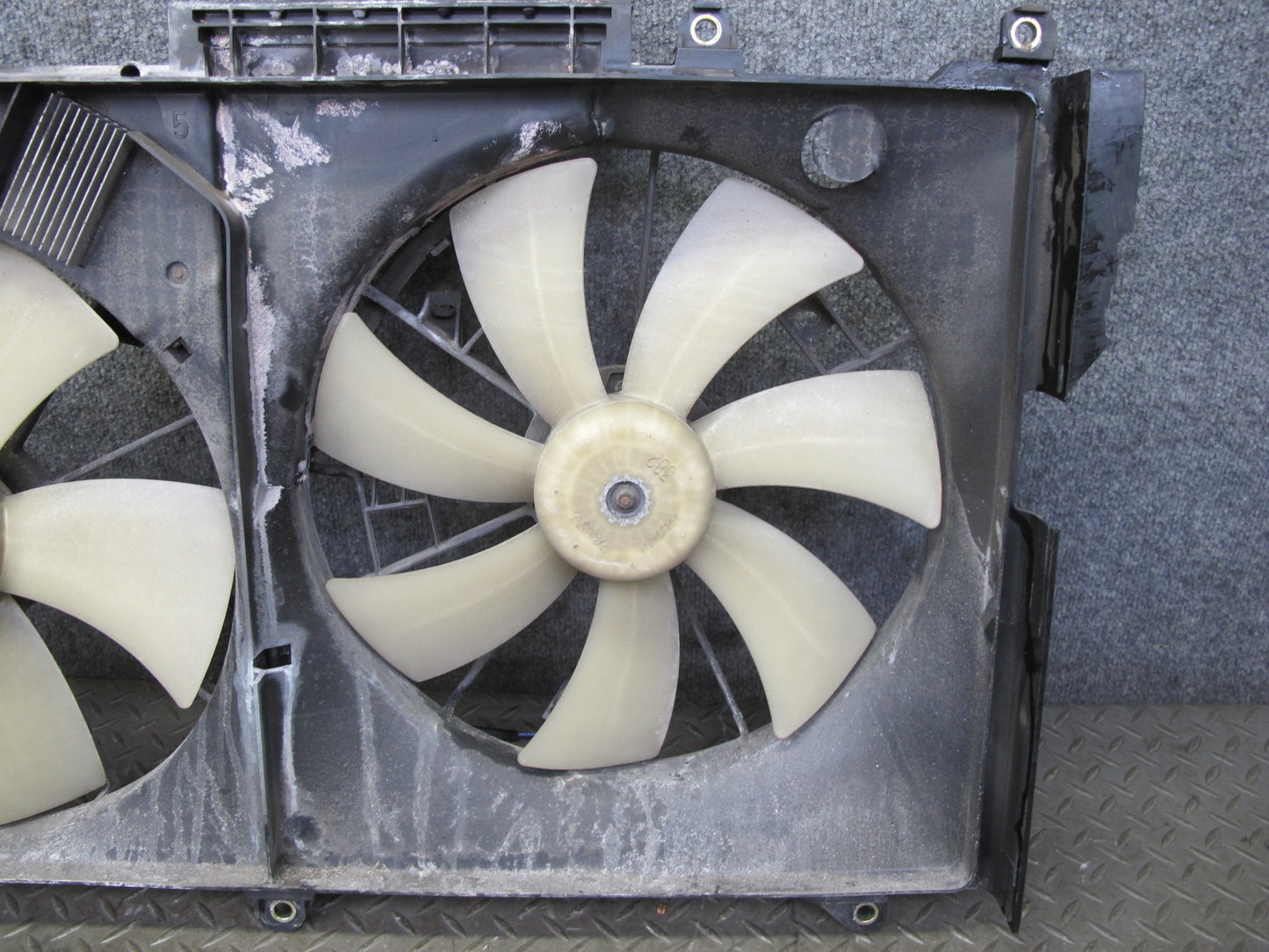01-06 Lexus UCF30L LS430 Engine Radiator Cooling Motor Fan Shroud w Module OEM