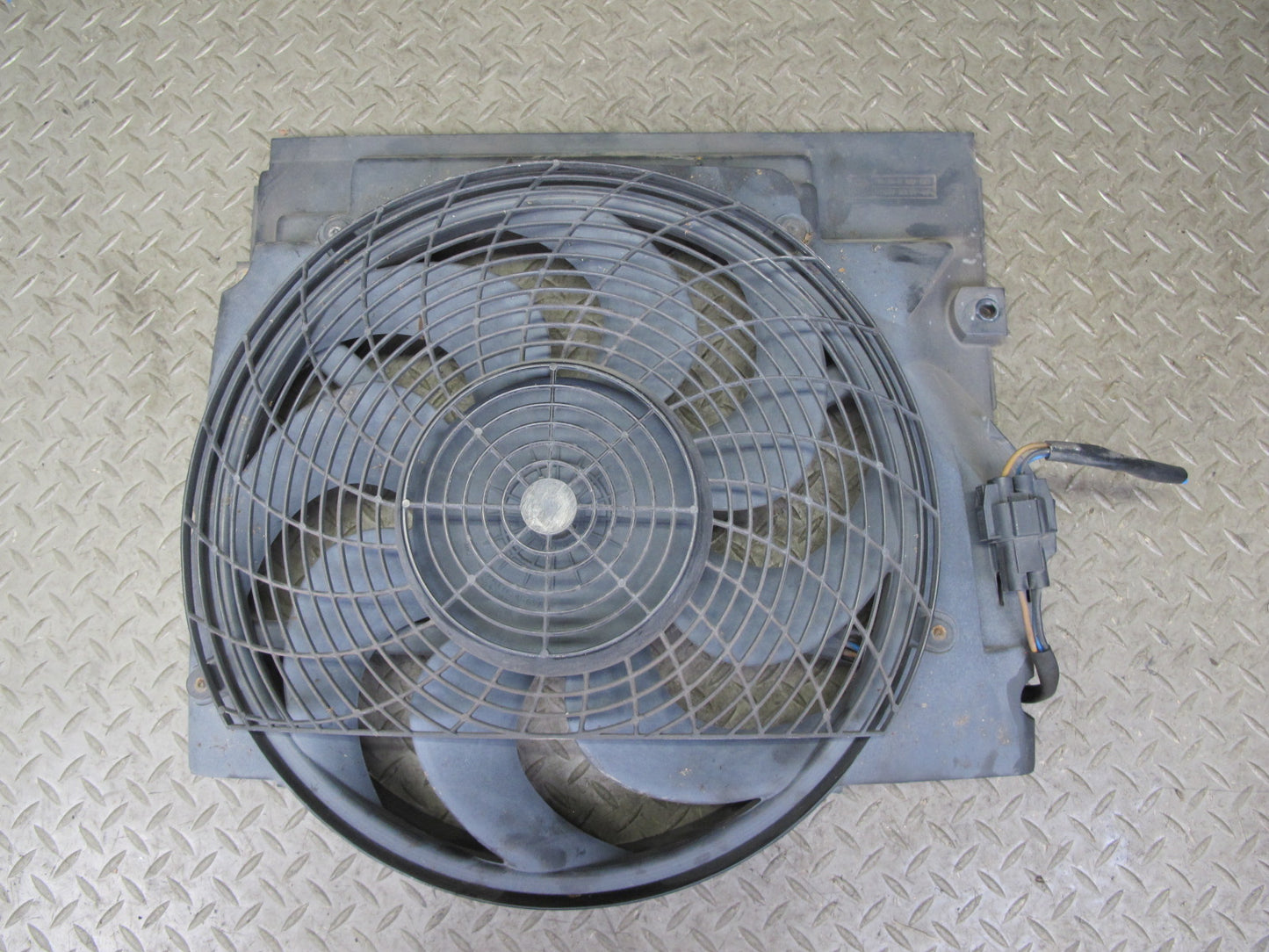 01-02 BMW E36/7 Z3 M54 S54 Engine Radiator Pusher Fan w Housing 6905617 OEM