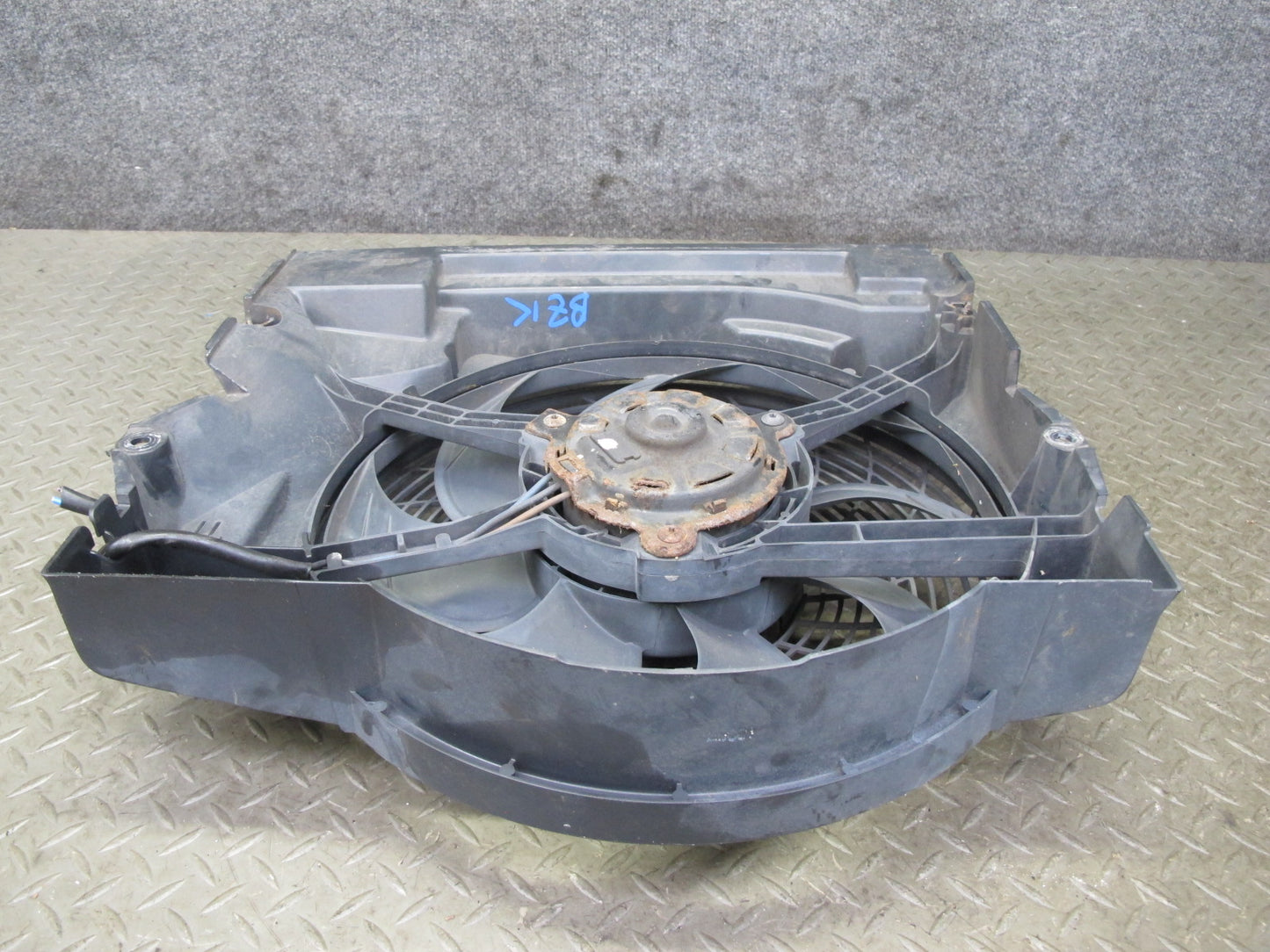 01-02 BMW E36/7 Z3 M54 S54 Engine Radiator Pusher Fan w Housing 6905617 OEM