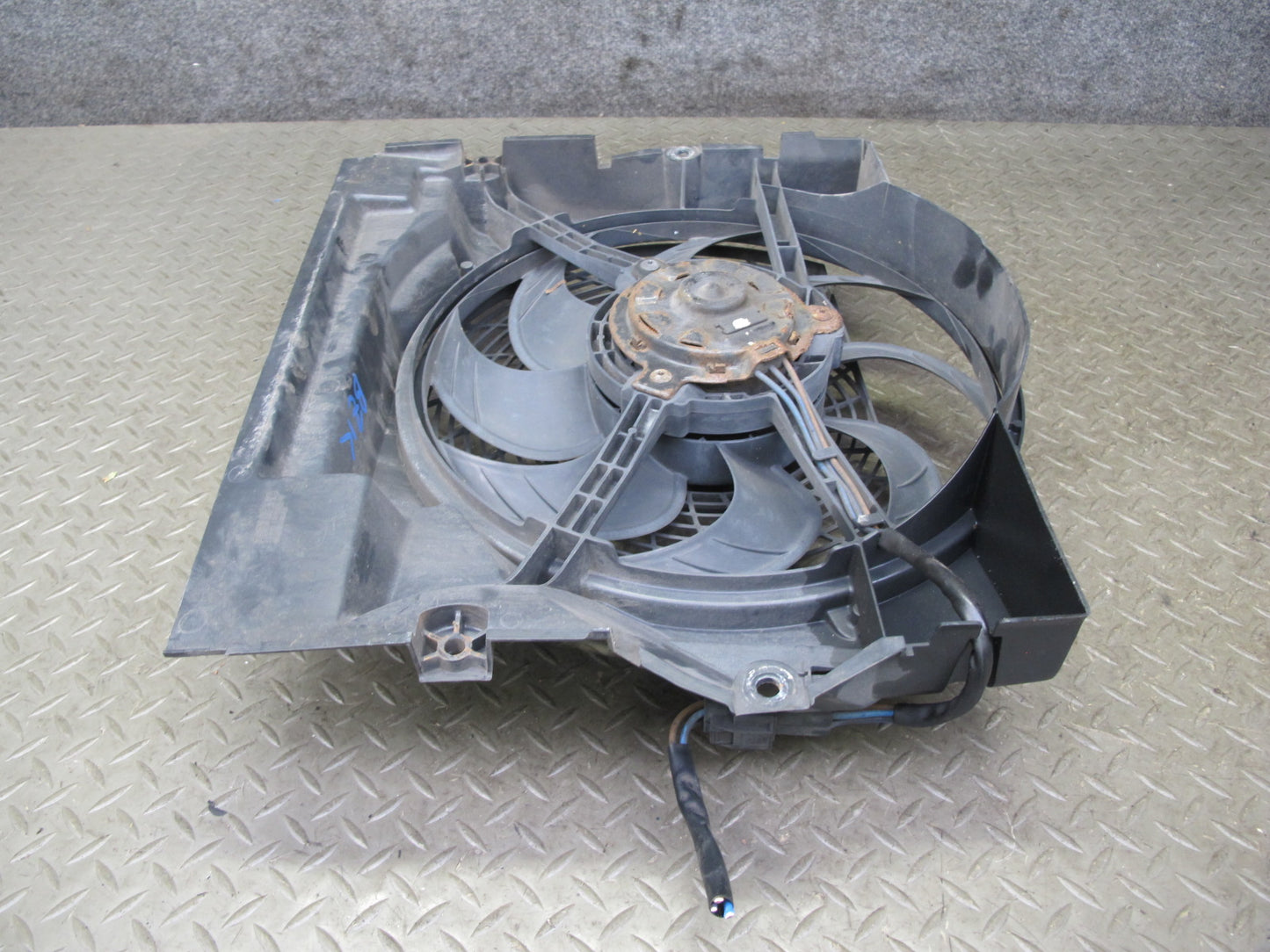 01-02 BMW E36/7 Z3 M54 S54 Engine Radiator Pusher Fan w Housing 6905617 OEM