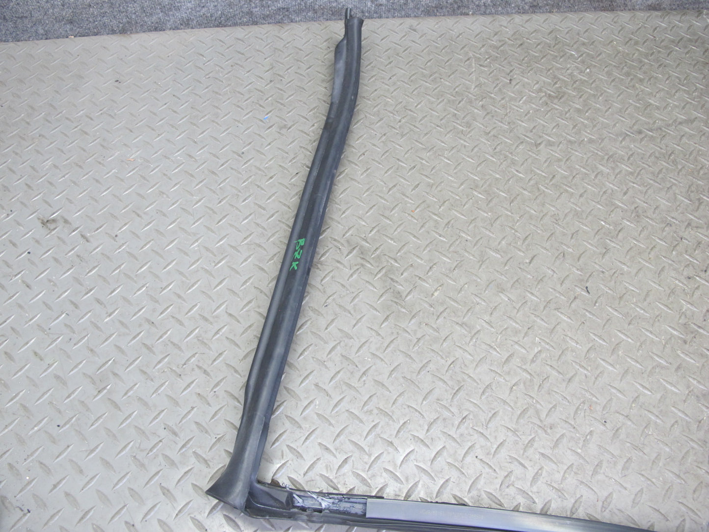 96-02 BMW E36/7 Z3 Roadster Windshield Weatherstrip Rubber Seal OEM