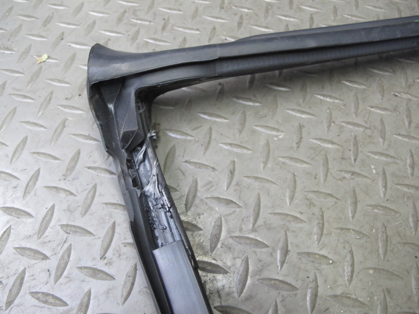 96-02 BMW E36/7 Z3 Roadster Windshield Weatherstrip Rubber Seal OEM