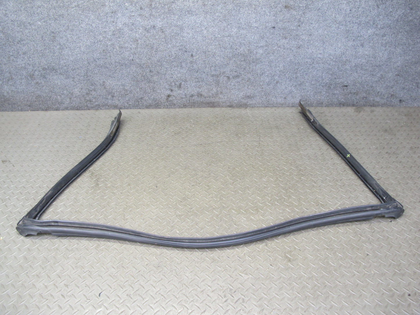 96-02 BMW E36/7 Z3 Roadster Windshield Weatherstrip Rubber Seal OEM