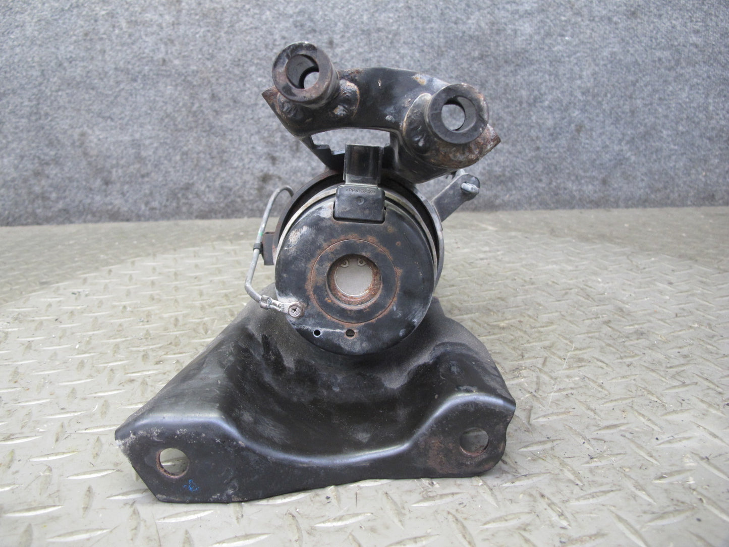 2014-2017 Infiniti QX60 2.5L Hybrid Rear Engine Motor Mount Insulator