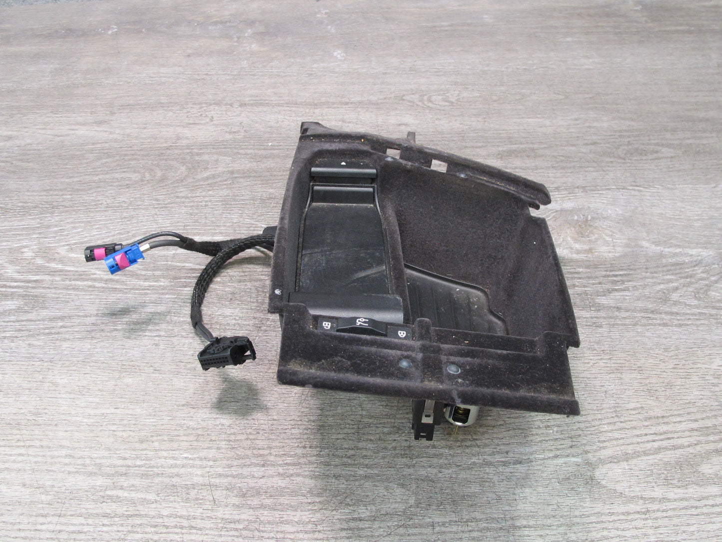 11-16 BMW F10 5-SERIES 550i Center Console Armrest Storage w AUX & Lighter OEM