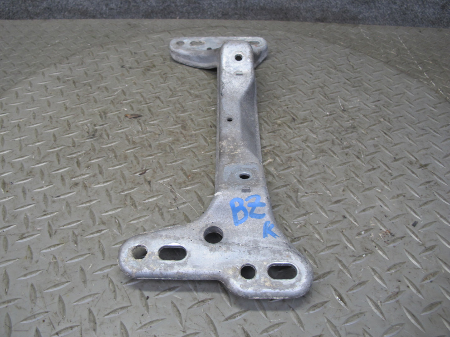96-02 BMW E36/7 Z3 M/T Manual Transmission Crossmember Mount 1136498 OEM