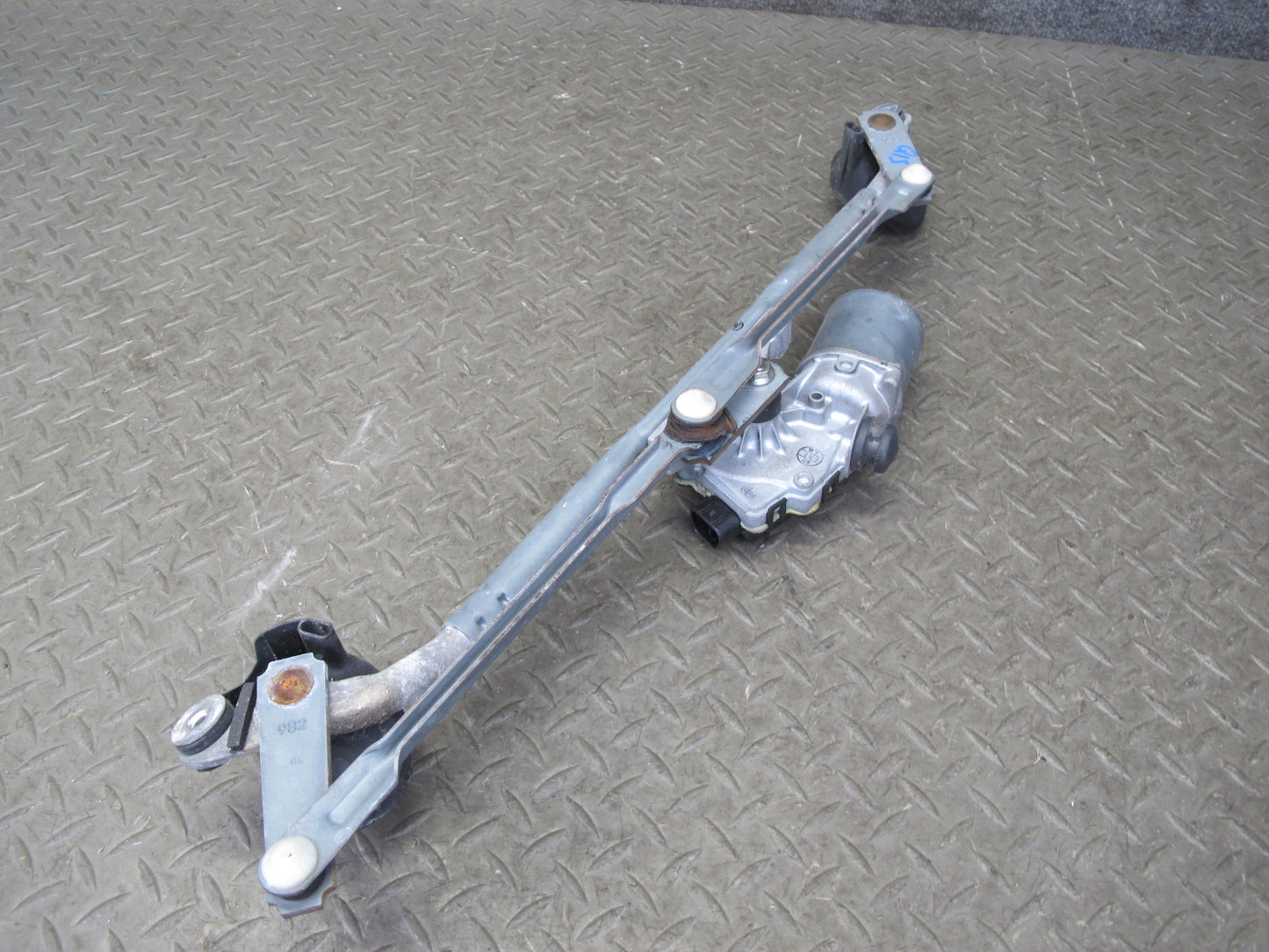 06-13 Lexus GSE20L IS350 IS250 Windshield Wiper Transmission Linkage w Motor OEM