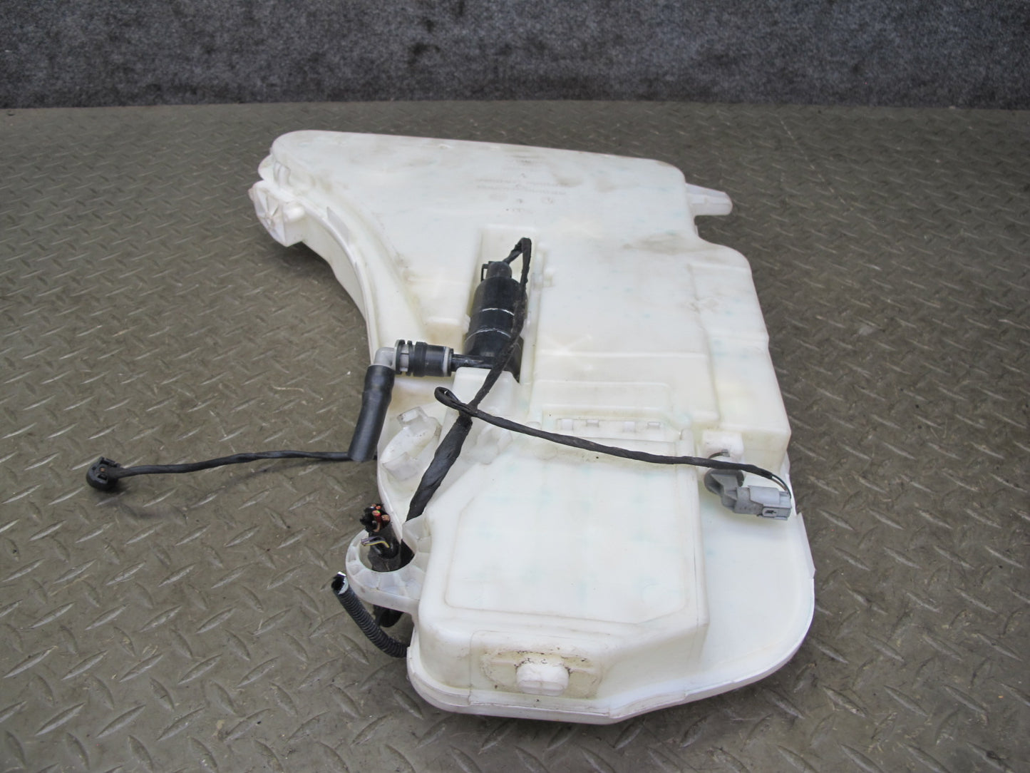 11-16 BMW F12 F13 F10 550i Windshield Washer Fluid Reservoir w Pump & Neck OEM