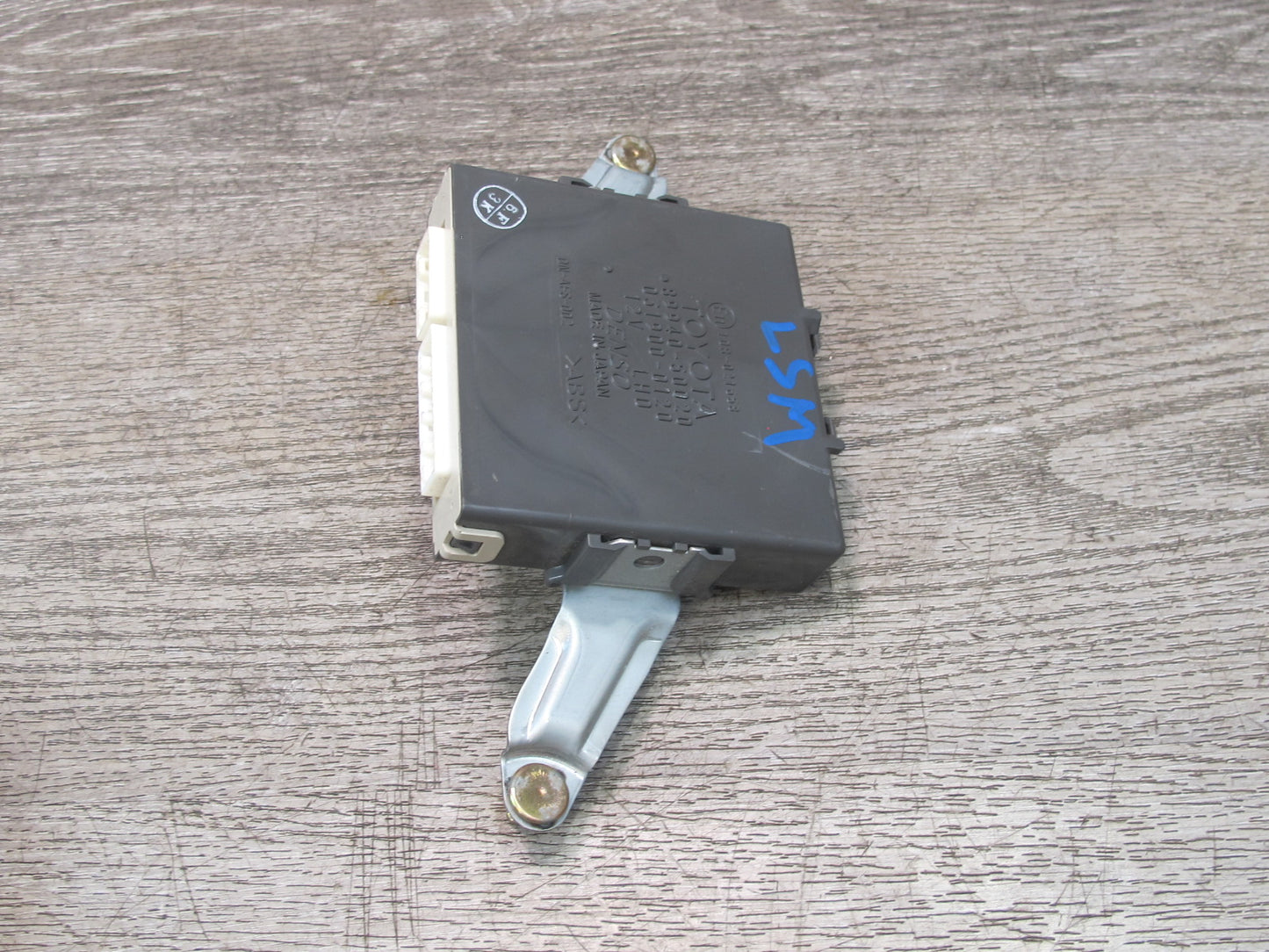 04-06 Lexus UCF30L LS430 Headlight Lamp Leveling Control Module 89940-50020 OEM