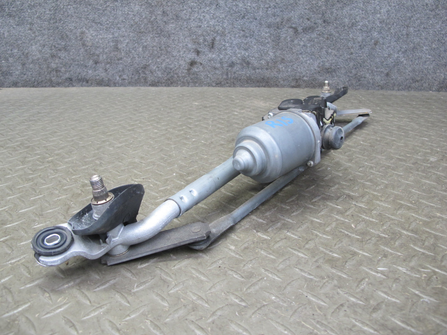 06-11 Lexus GSE20L IS350 IS250 Windshield Wiper Transmission Linkage w Motor OEM