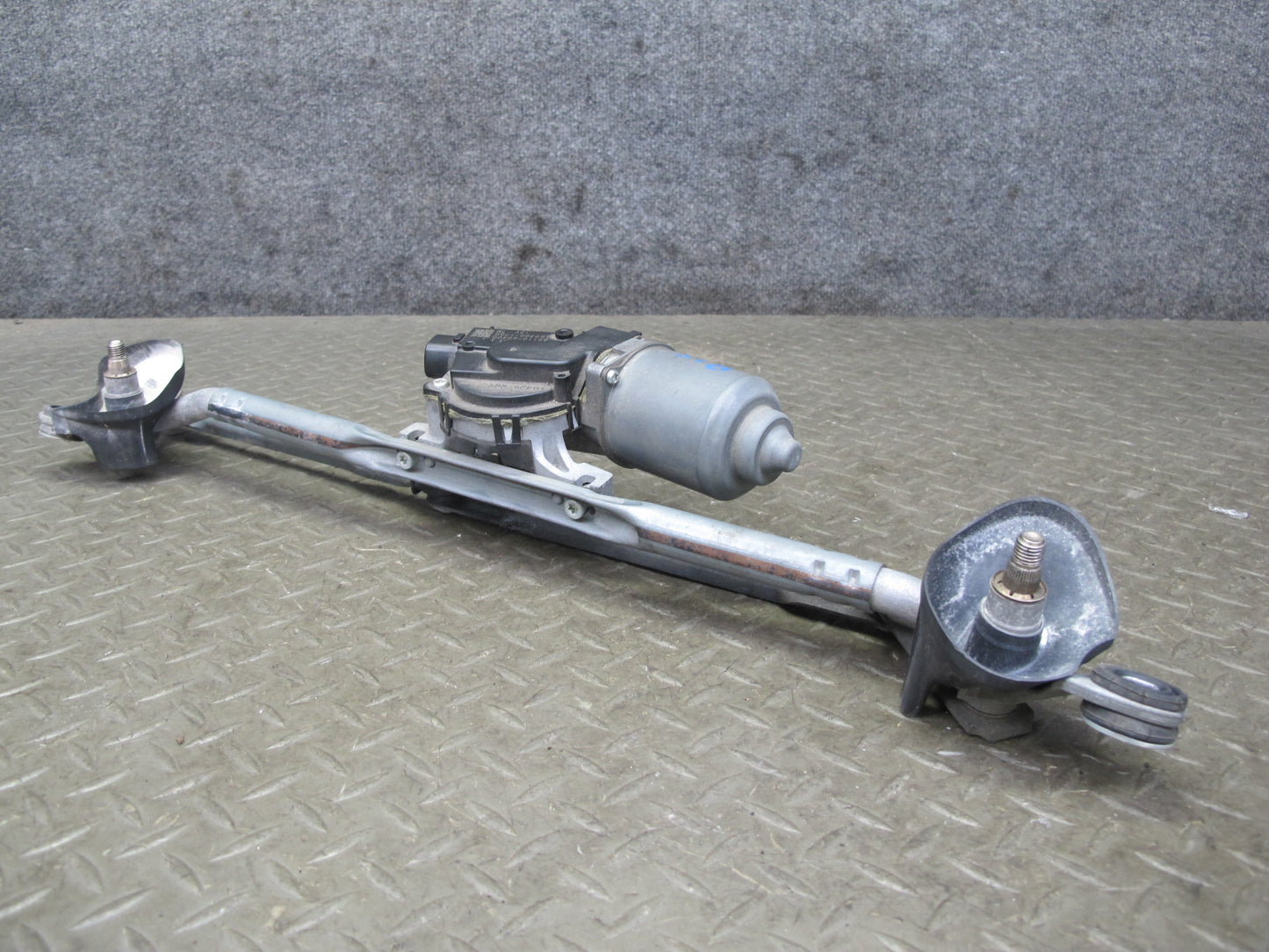 06-11 Lexus GSE20L IS350 IS250 Windshield Wiper Transmission Linkage w Motor OEM