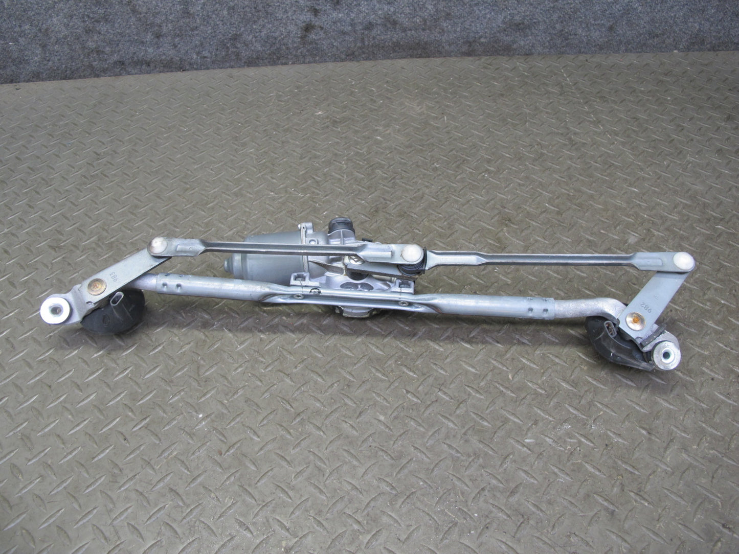 06-11 Lexus GSE20L IS350 IS250 Windshield Wiper Transmission Linkage w Motor OEM