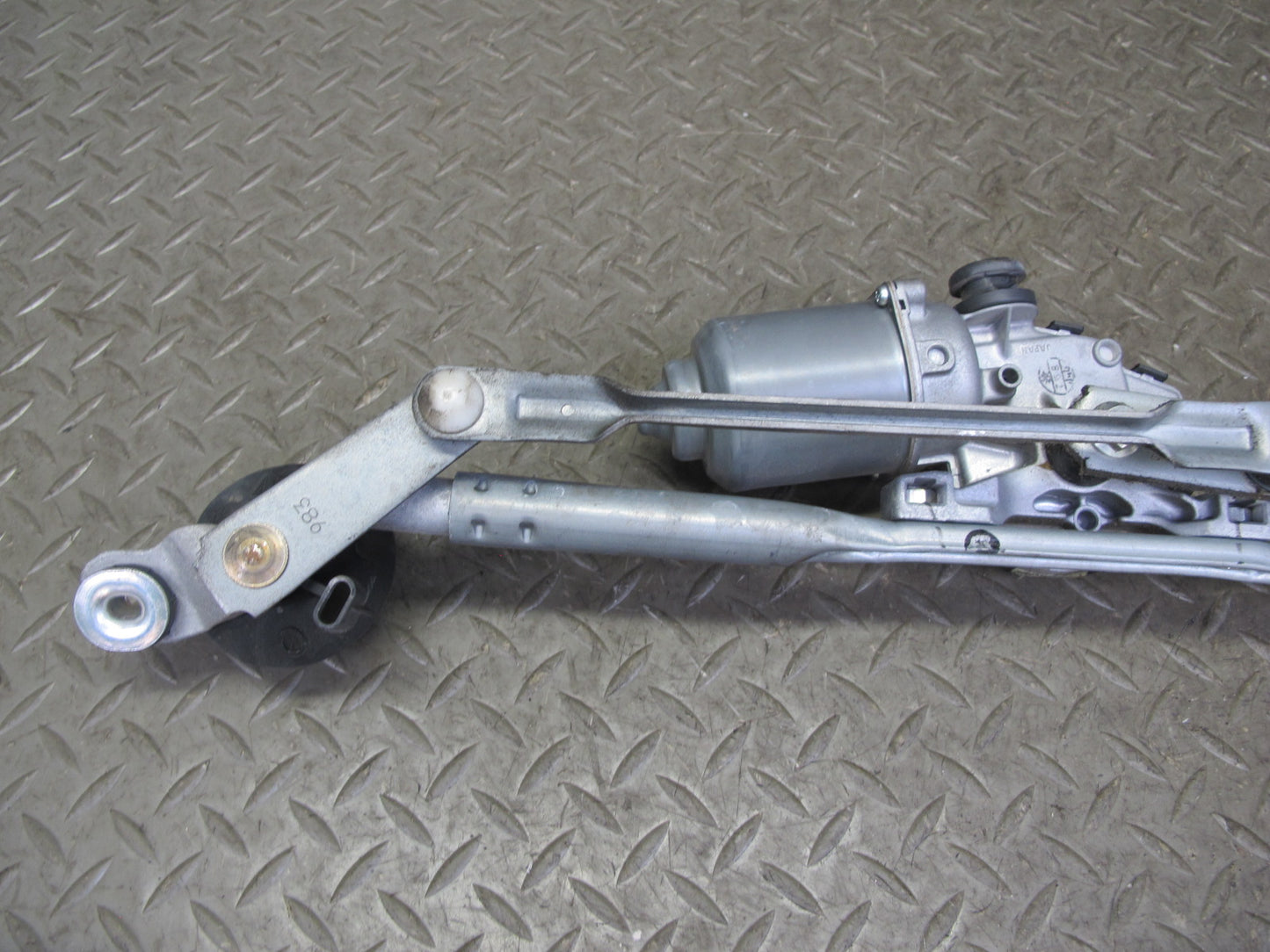 06-11 Lexus GSE20L IS350 IS250 Windshield Wiper Transmission Linkage w Motor OEM