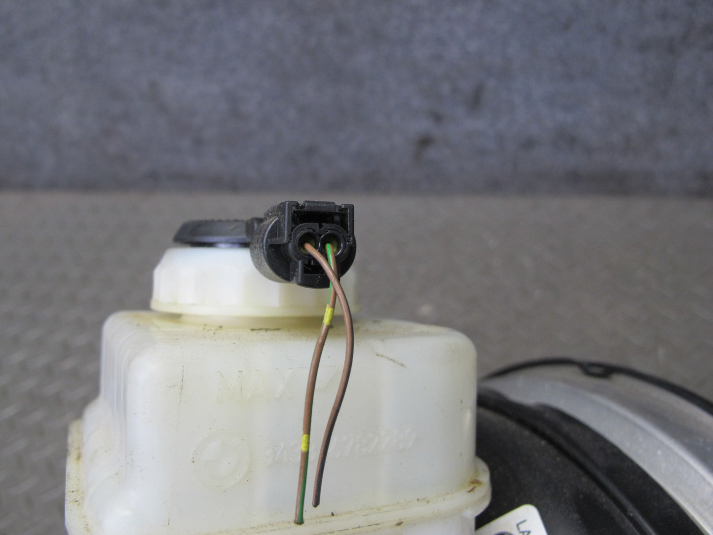 11-16 BMW F12 F13 F10 550i Brake Master Cylinder Booster Fluid Reservoir OEM