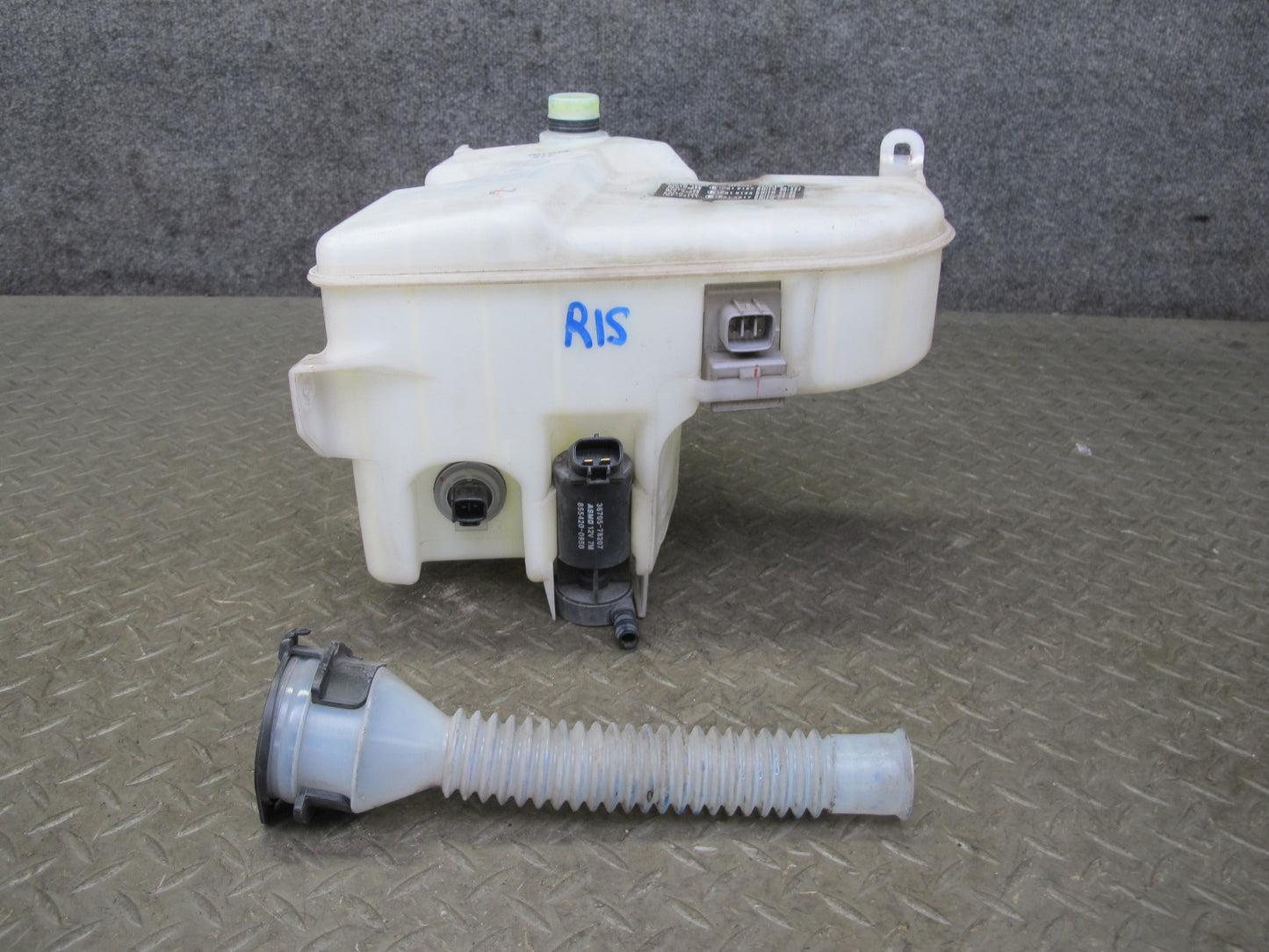06-15 Lexus GSE20L IS350 IS250 Windshield Washer Fluid Reservoir Tank w Pump OEM