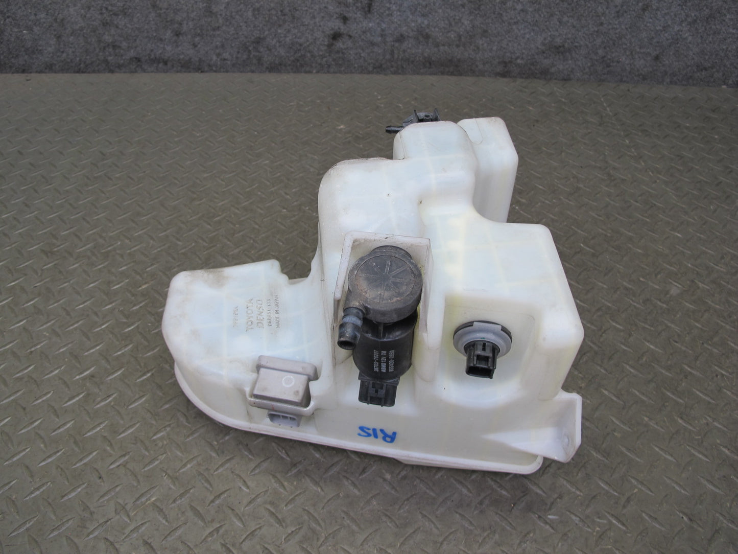 06-15 Lexus GSE20L IS350 IS250 Windshield Washer Fluid Reservoir Tank w Pump OEM